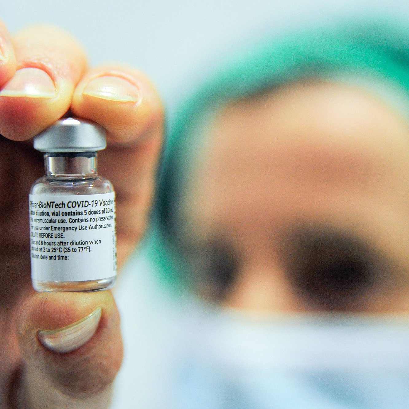 Uma profissional da saúde prepara uma dose da vacina da Pfizer-BioNTech contra a covid-19 para ser administrada ao pessoal clínico do Centro de Saúde do Oeste, na unidade do Centro de Saúde das Caldas da Rainha, 29 de dezembro de 2020. CARLOS BARROSO/LUSA