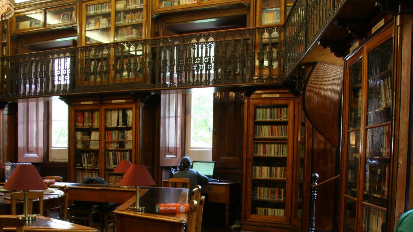 Biblioteca Municipal de São Lázaro é conhecida pela beleza dos interiores do século XIX