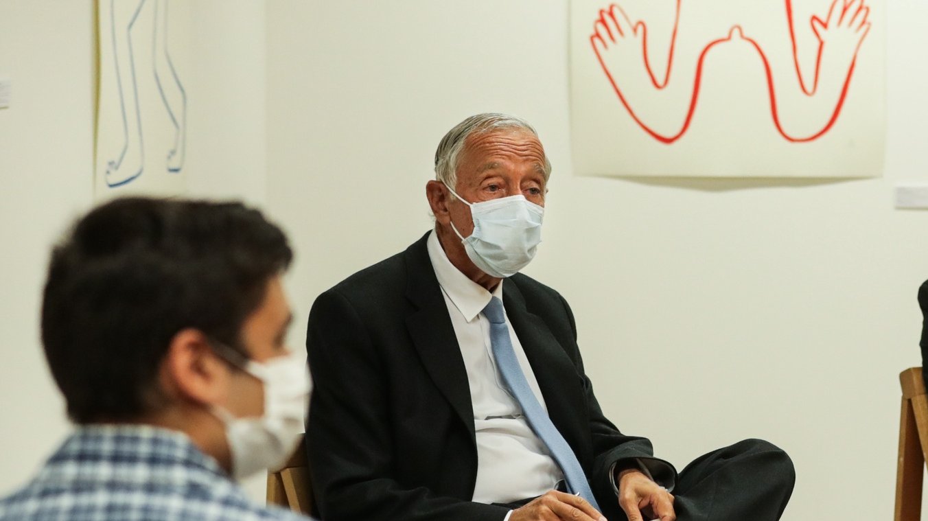 O Presidente da República, Marcelo Rebelo de Sousa, fala com jovens durante um debate sobre a proximidade pós pandemia, numa livraria de Lisboa, 10 de novembro de 2021. TIAGO PETINGA/LUSA