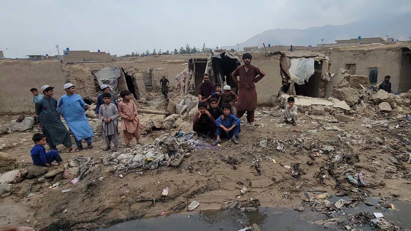 epa10052929 People survey houses damaged after heavy monsoon rains in Quetta, Pakistan, 05 July 2022. According to the Provincial Disaster Management Authority, at least six people were killed in heavy monsoon rains in Quetta.  EPA/JAMAL TARAQAI