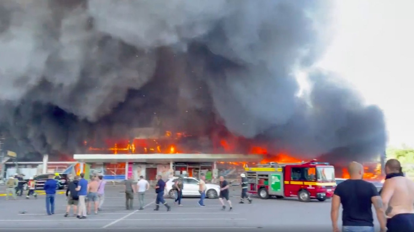 Ataque a centro comercial de Kremenchuk, na Ucrânia, a 27 de junho.