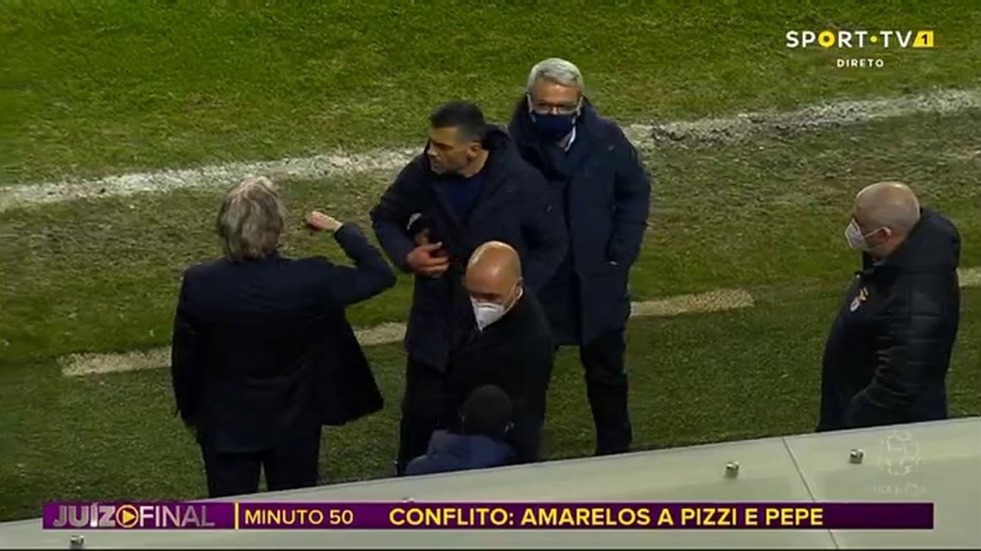 Altercação entre Sérgio Conceição e Jorge Jesus foi apenas captada pelas imagens da SportTV, entre as flashes dos dois treinadores