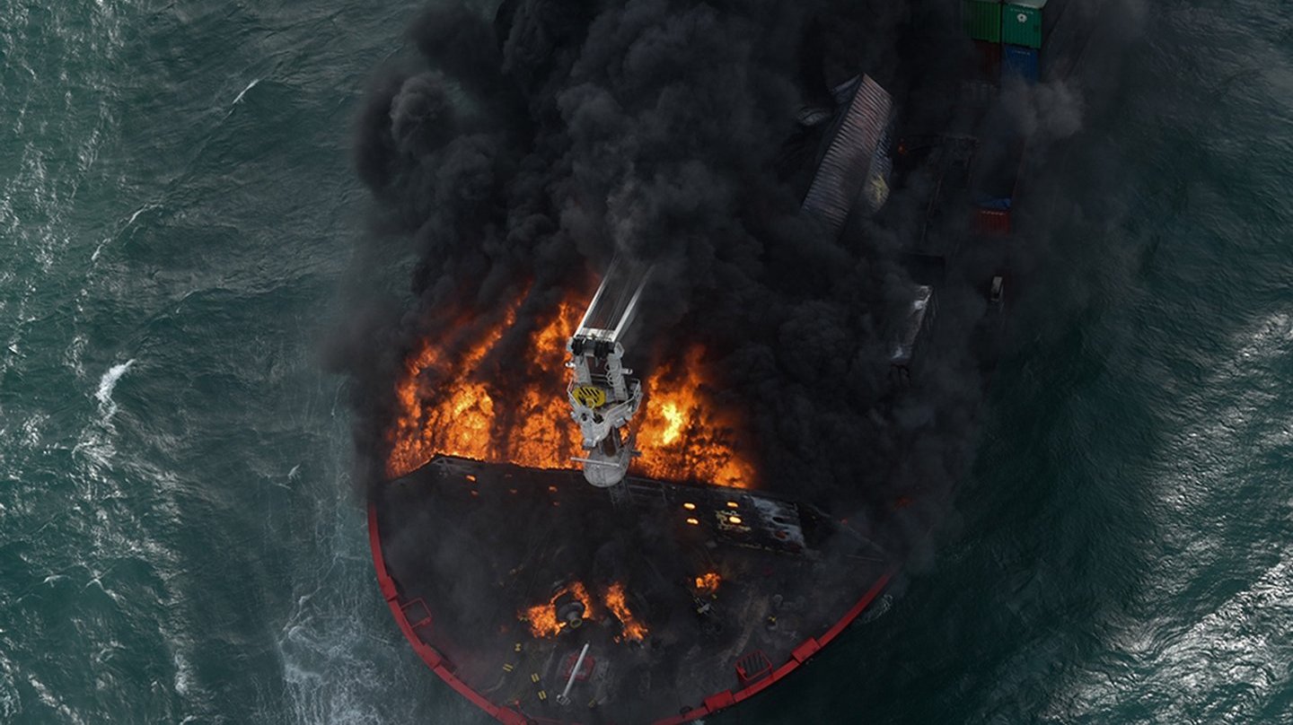 O incêndio enfraqueceu a estrutura do navio de 186 metros de comprimento