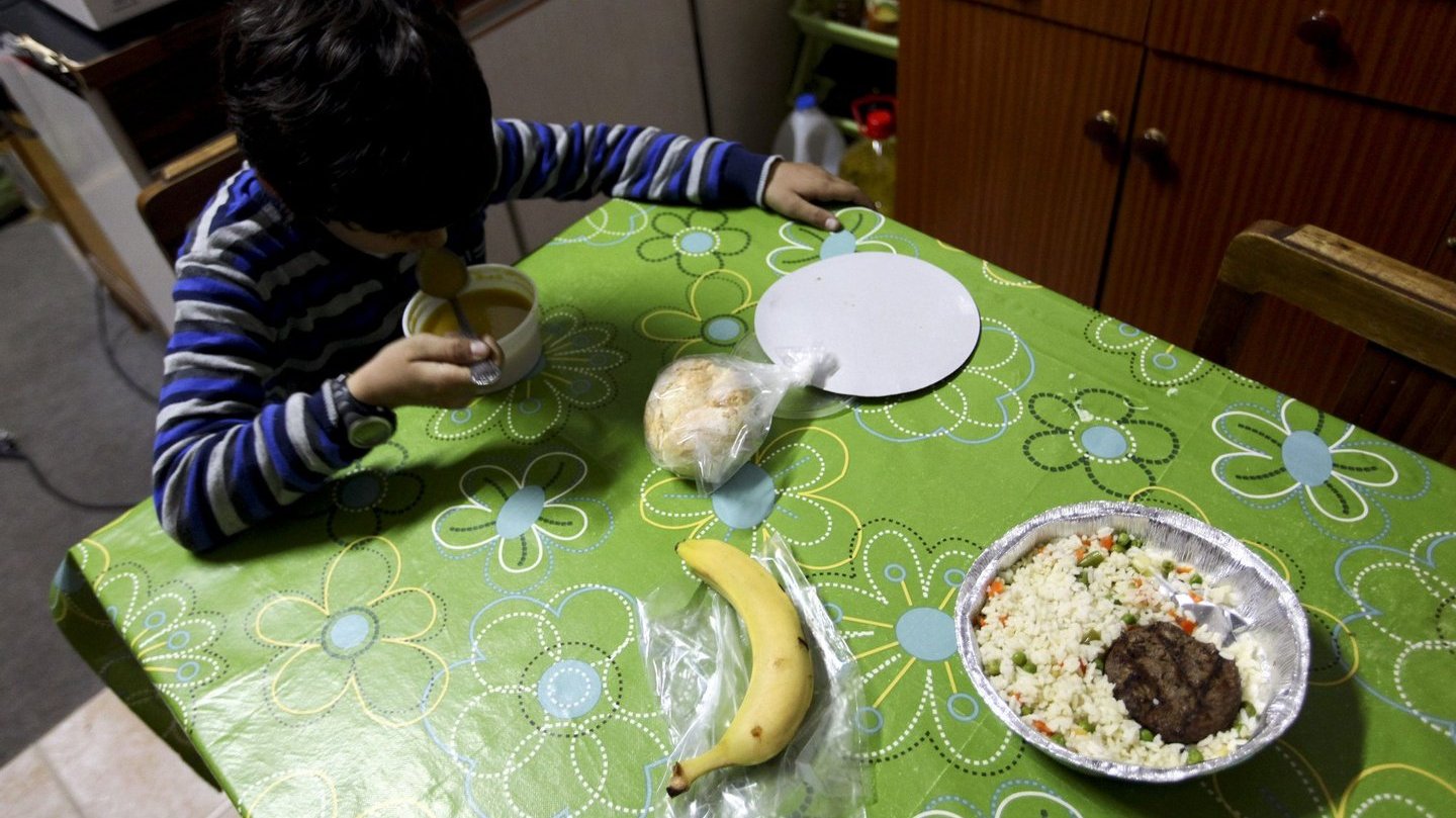 Uma criança, que preferiu não ser identificada, come uma das refeições que a Câmara de Elvas começou hoje a oferecer a crianças de famílias carênciadas do concelho, Elvas