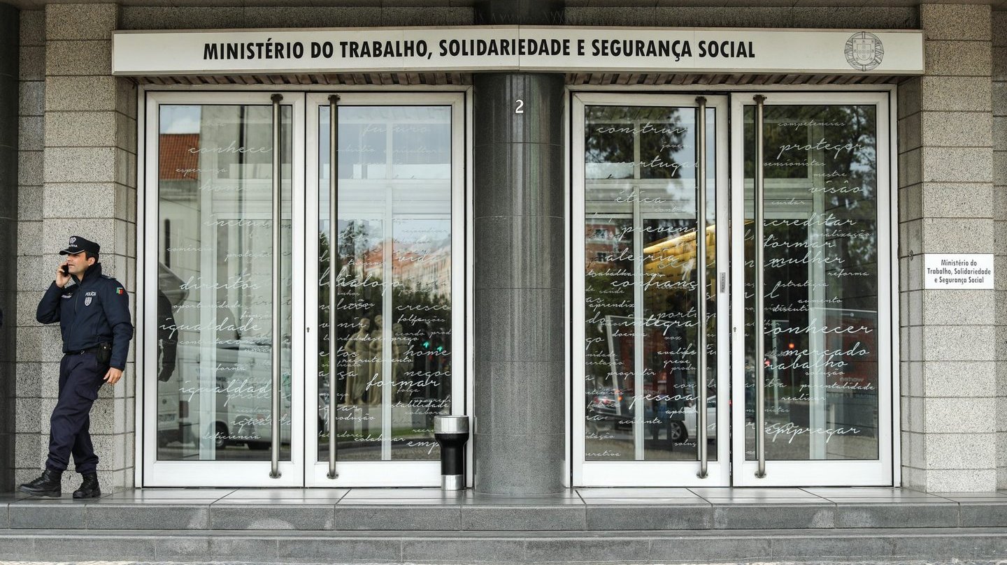 Entrada do edifício do Ministério do Trabalho, Solidariedade e Segurança Social