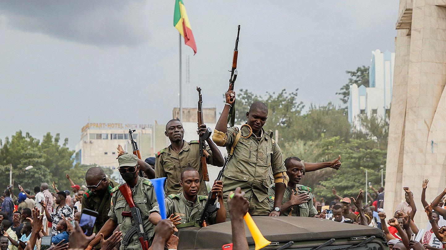 epa09623575 Malians cheer as Mali military enter the streets of Bamako, Mali, 18 August 2020. Local reports indicate Mali military have seized Mali President Ibrahim Boubakar Keïta in what appears to be a coup attempt.  EPA/MOUSSA KALAPO *** Local Caption *** 56282641