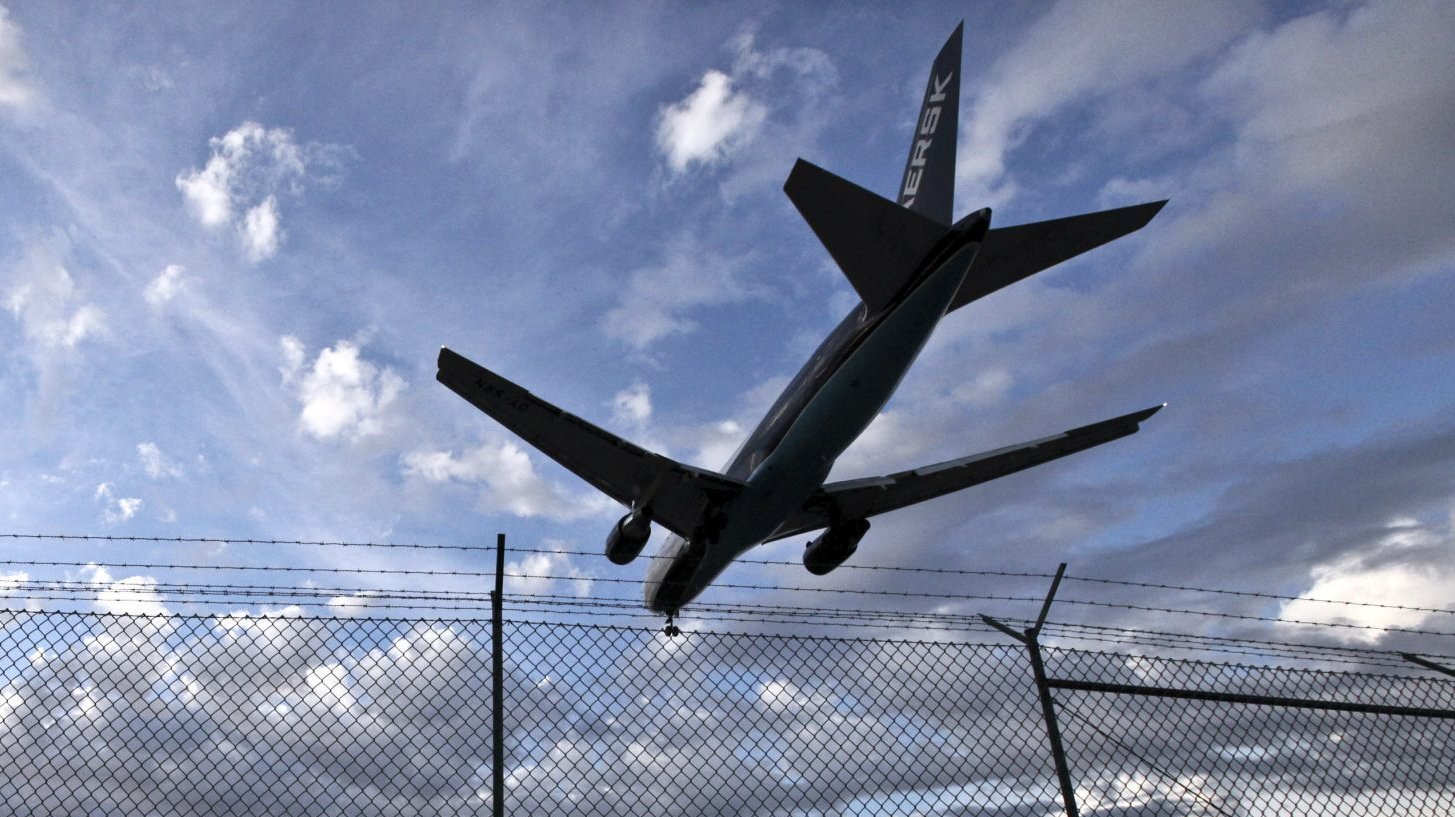 Torre de Controlo do Aeroporto do Porto autorizou a descolagem de um avião quando ainda estava na pista uma viatura em inspeção