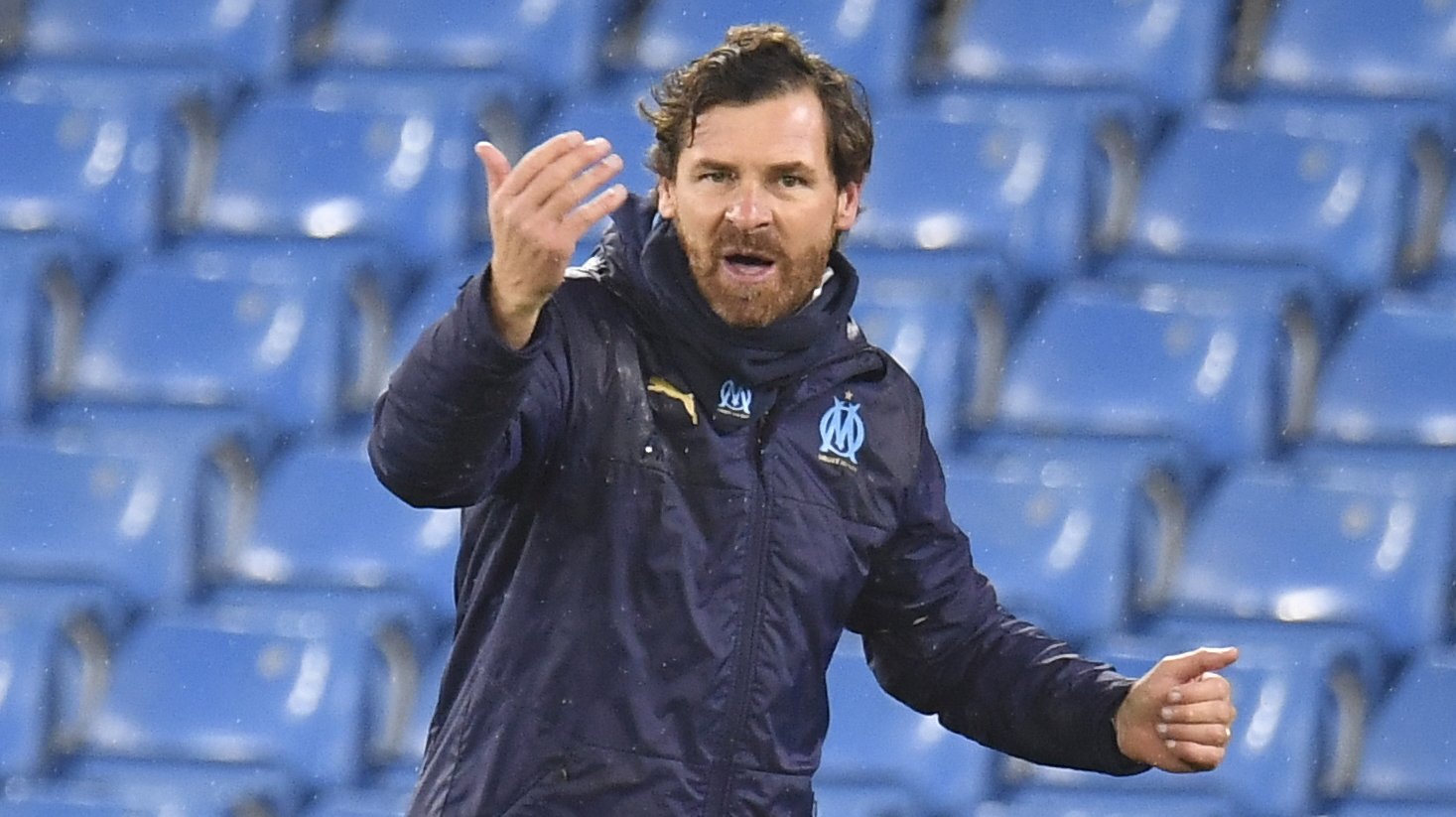 epa08873300 Olympique Marseille&#039;s manager Andre Villas Boas gestures during the UEFA Champions League group C soccer match between Manchester City and Olympique Marseille in Manchester, Britain, 09 December 2020.  EPA/Peter Powell / POOL