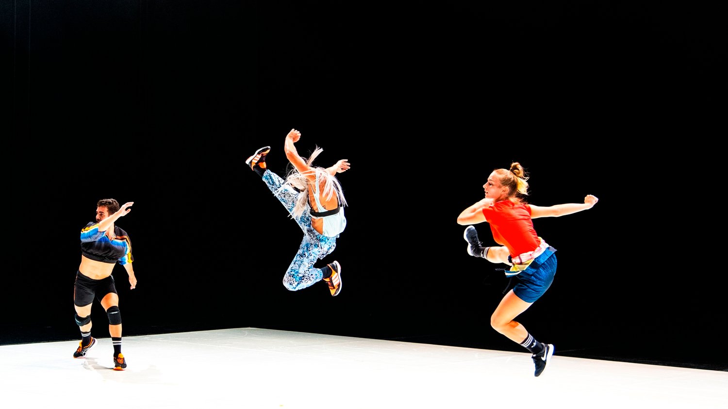 Corpos de Baile, uma incursão colorida e frenética do ballet na street dance, da autoria do coreógrafo Marco da Silva Ferreira
