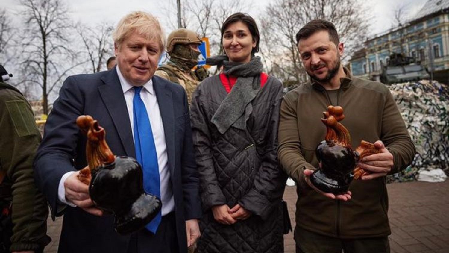 Boris Johnson e Volodymyr Zelensky com galos de porcelana da Ucrânia
