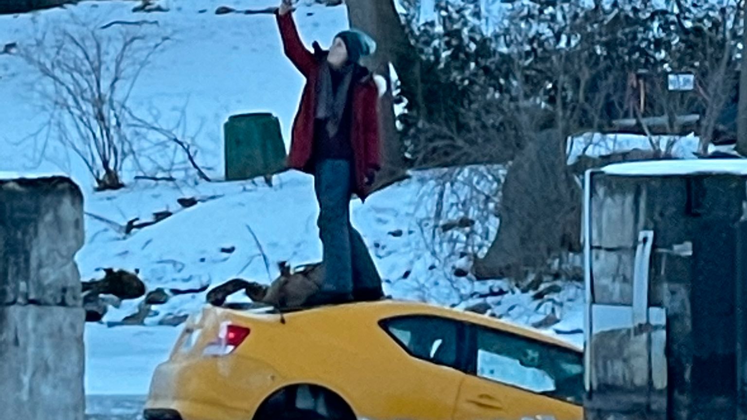Mulher apanhada a tirar selfie enquanto o carro se afunda no gelo