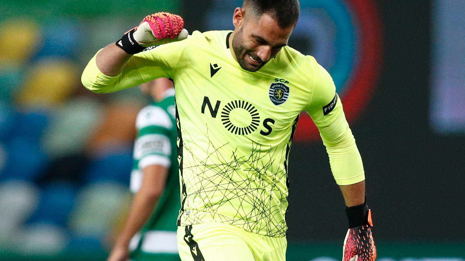 epa09151509 Sporting goalkeeper Antonio Adan reacts after conceding a goal to Belenenses SAD during their Portuguese First League soccer match held at Alvalade Stadium in Lisbon, Portugal, 21 April 2021.  EPA/ANTONIO COTRIM