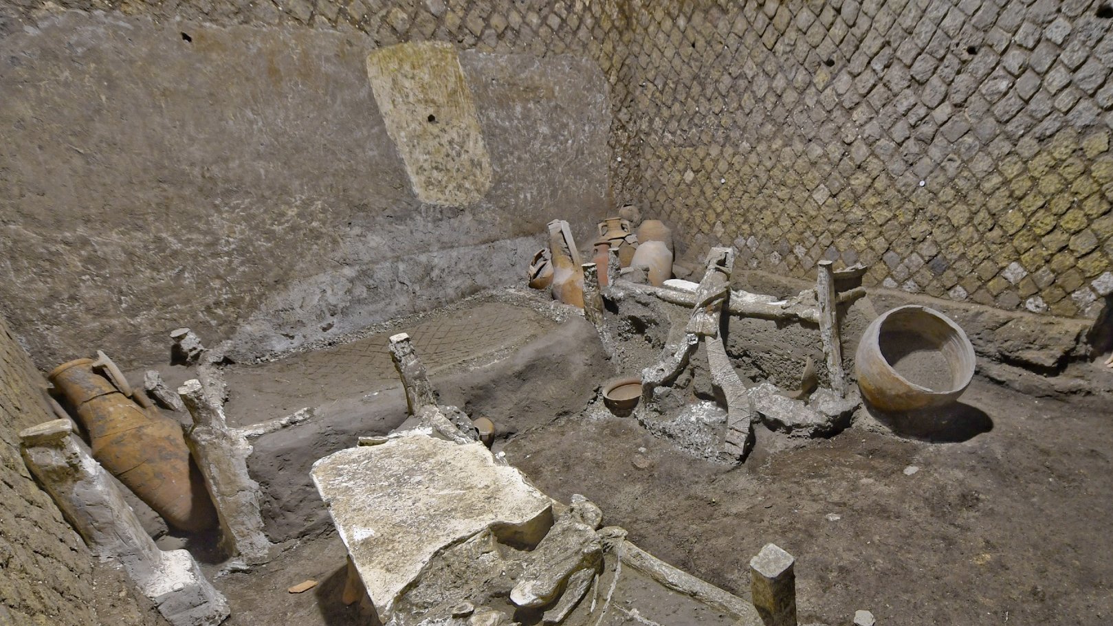 epa09567794 A general view of a still intact room, believed to have been inhabited by slaves, at the villa of Civita Giuliana unearthed in the Pompeii archaeological park, near Naples, Italy, 05 November 2021.  EPA/CIRO FUSCO