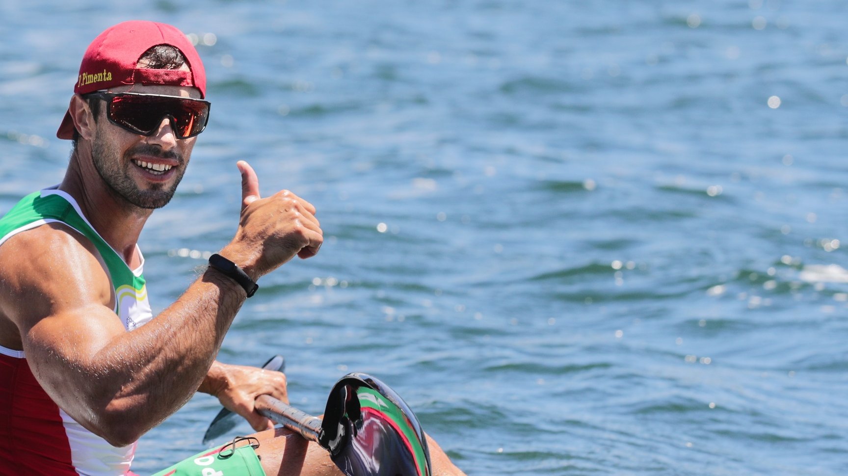 O canoista português Fernando Pimenta comemora a medalha de bronze a´pos acabar na final de Caiaque K1 1000 metros dos Jogos Olimpicos de Tóquio2020 em terceiro lugar, no Sea Forest Waterways de Tóquio, 03 de agosto de 2021. TIAGO PETINGA/LUSA