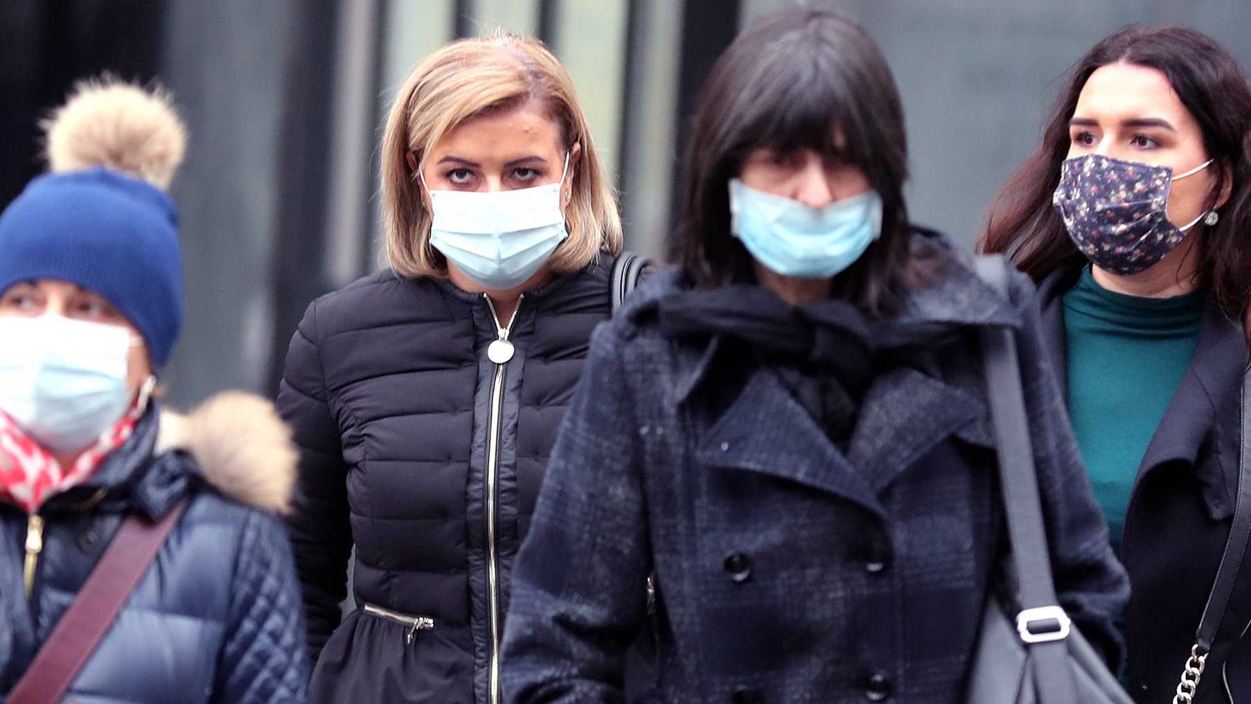 epa08811178 Women wearing face masks walk in Sarajevo, in the midst of the COVID-19 coronavirus pandemic, in Sarajevo, Bosnia and Herzegovina, 10 November 2020.  EPA/FEHIM DEMIR