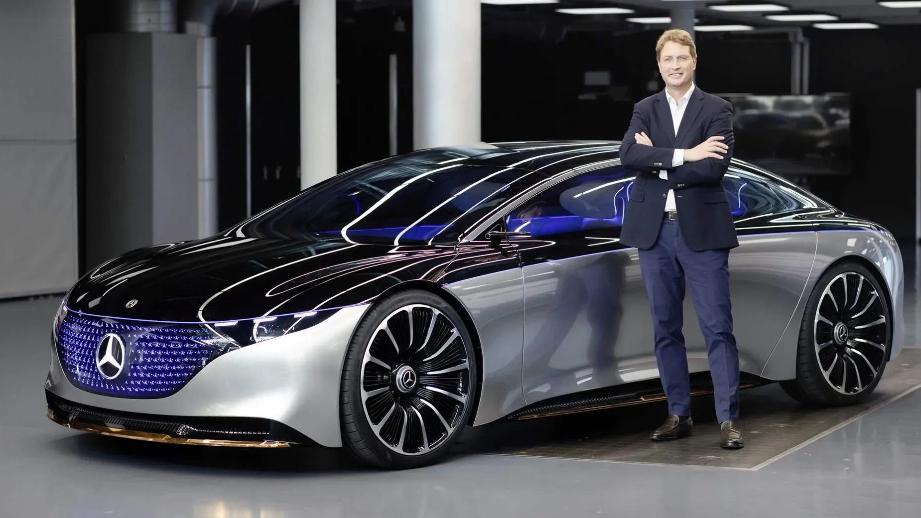 Ola Källenius, CEO da Daimler, junto ao protótipo do Mercedes EQS, o eléctrico topo de gama