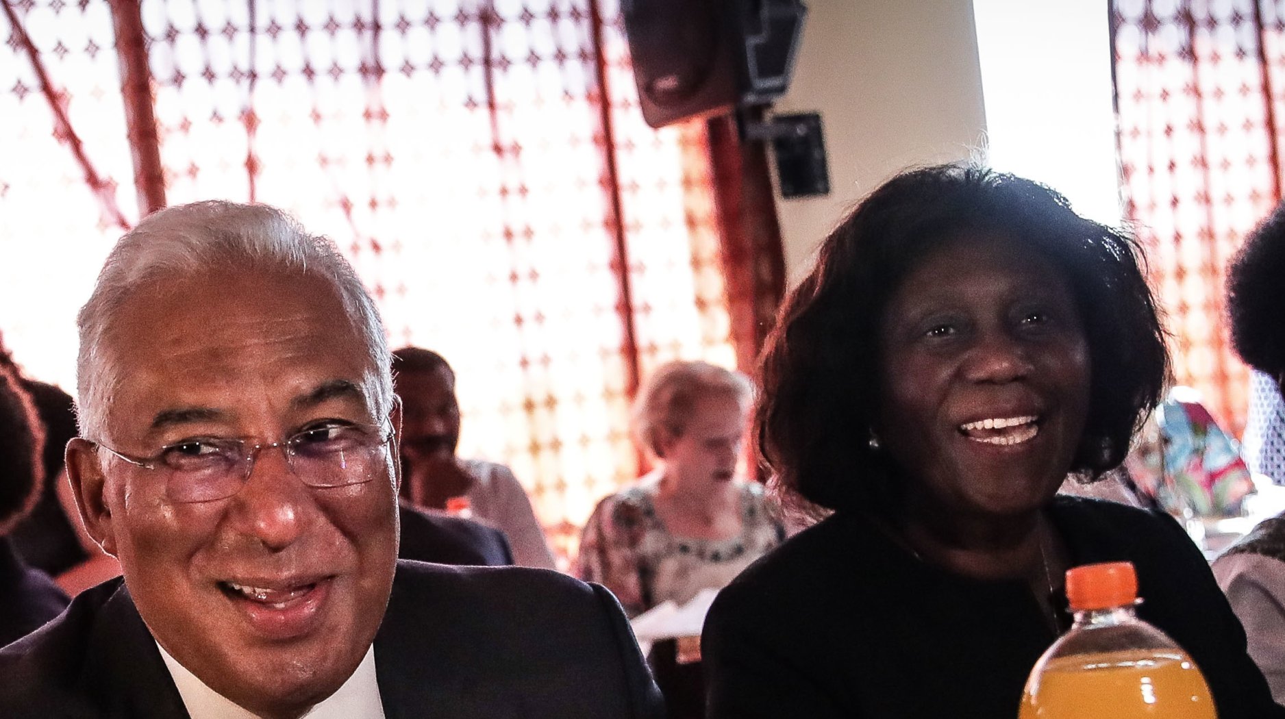 António Costa acompanhado pela vogal do Alto Comissariado para as Migrações, Romualda Fernandes, durante um almoço na Associação de Cabo Verde, na campanha eleitoral para as legislativas 2019.