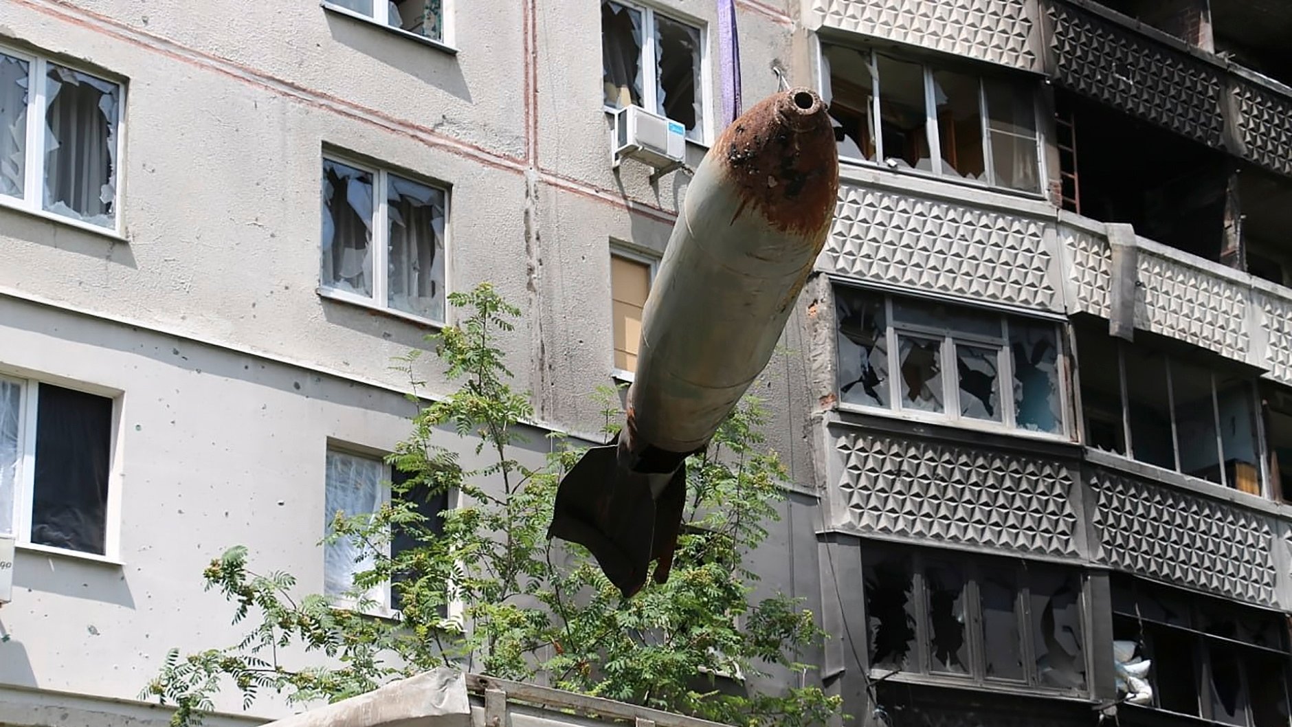 epa10030416 A handout photo made available by the State Emergency Service Press Office shows Ukrainian rescuers pull out the unexploded Russian air bomb FAB500 from a residential building in Kharkiv, Ukraine, 23 June 2022. Russian troops increased shellings of Kharkiv last few days. On 24 February Russian troops entered Ukrainian territory starting a conflict that has provoked destruction and a humanitarian crisis.  EPA/STATE EMERGENCY SERVICE PRESS OFFICE / HANDOUT  HANDOUT EDITORIAL USE ONLY/NO SALES