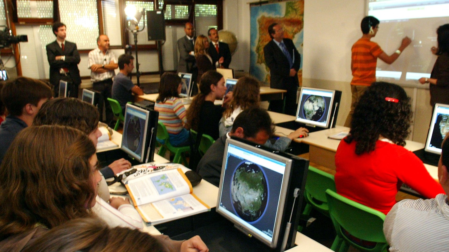 Uma aluna assiste a uma aula de geografia com utilizacao de computadores, na Escola Andre Gouveia, integrada no Projecto Piloto no âmbito do Plano Tecnológico Escolas, 16 de Junho de 2008,em Évora. NUNO VEIGA/LUSA