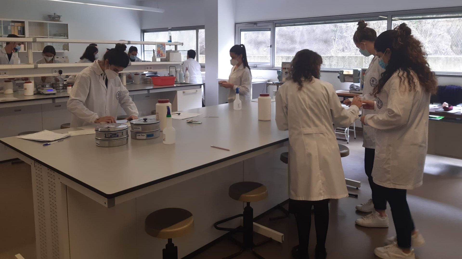 A aula de Tecnologia Farmacêutica foi dada num dos laboratórios da Faculdade de Farmácia da Universidade do Porto