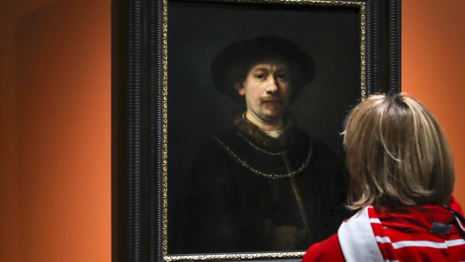 Exposição do autorretrato de Rembrandt da Coleção Thyssen-Bornemisza, em Lisboa, 28 de abril de 2022.O &quot;Autorretrato com Boina e Duas Correntes&quot; de Rembrandt é a primeira de uma série de obras pertencentes a grandes coleções mundiais que o Museu Gulbenkian vai acolher temporariamente nas suas galerias. ANTÓNIO COTRIM/LUSA