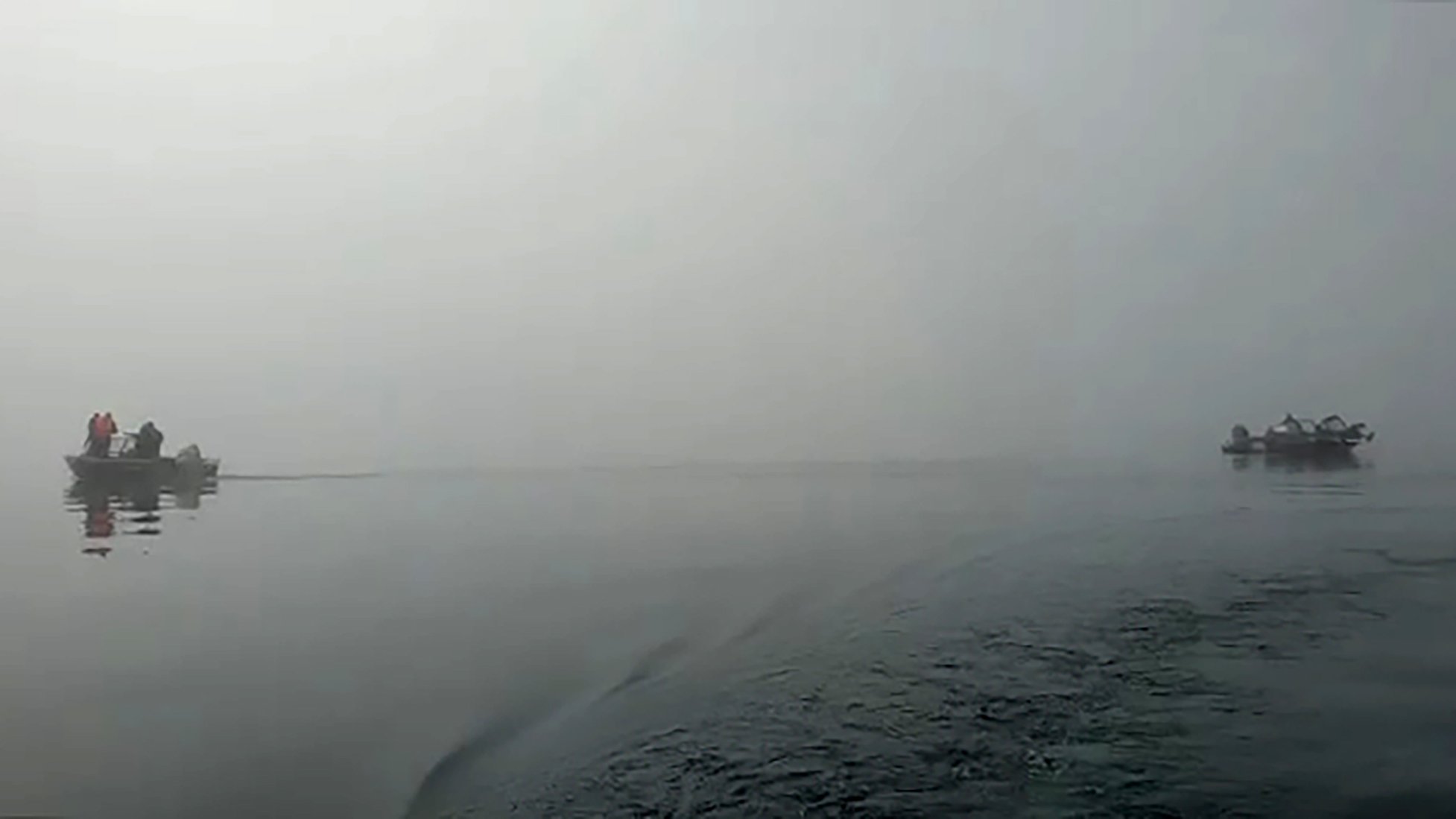 Озеро разбита. Крушение вертолета на Камчатке озеро Курильское. Вертолет в Курильском озере. Вертолет упал в озеро. 12 Августа, Камчатка. Вертолет ми-8 рухнул в озеро Курильское.