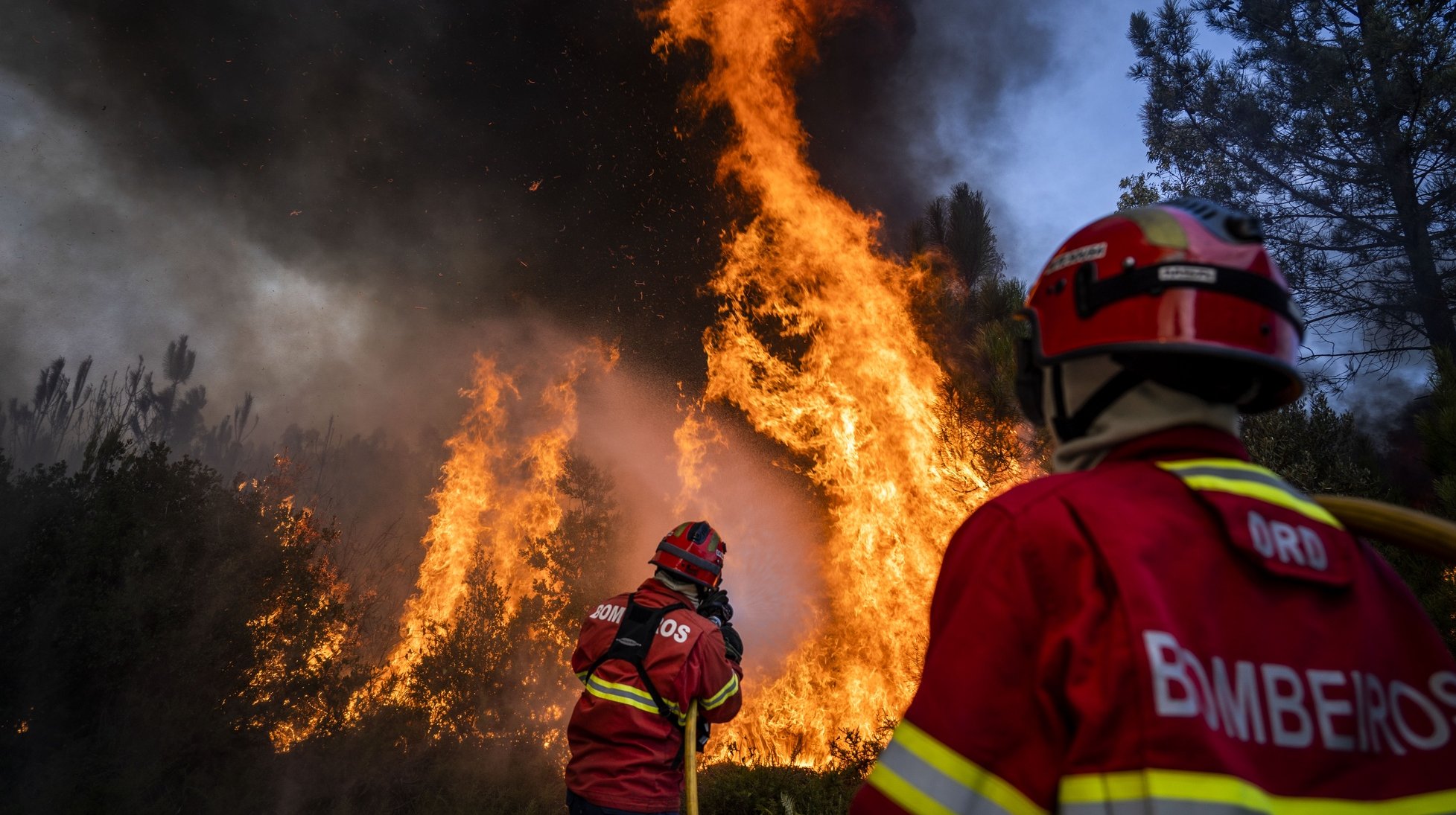 Dois bombeiros combatem as chamas no incêndio que deflagrou na madrugada de domingo no Parque Natural das Serras de Aire e Candeeiros (PNSAC), em Porto de Mós, 07 de setembro de 2020. RUI MIGUEL PEDROSA/LUSA