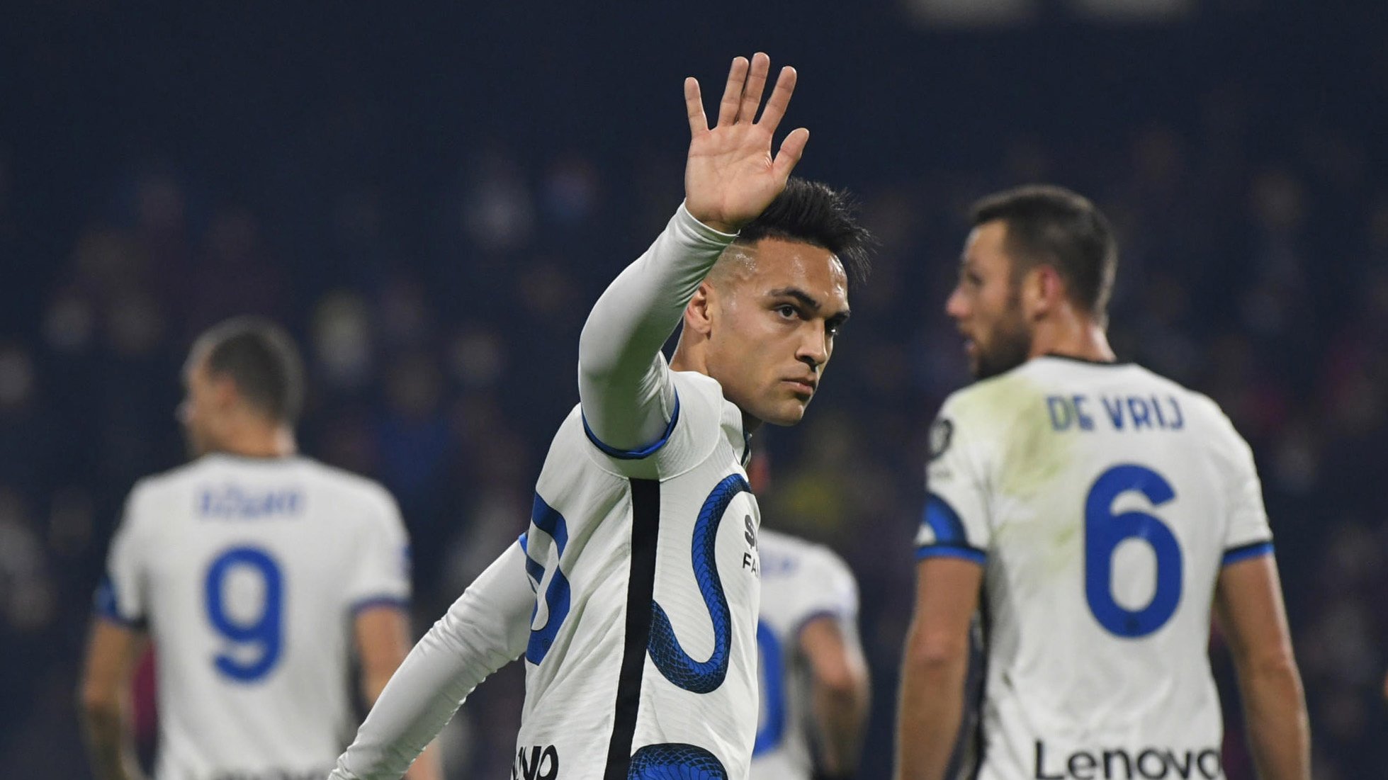 epa09647545 Interâ€™s Lautaro Martinez jubilates with his teammates after scoring the 4-0 lead during the Italian Serie A soccer match US Salernitana vs FC Inter at the Arechi stadium in Salerno, Italy, 17 December 2021.  EPA/MASSIMO PICA