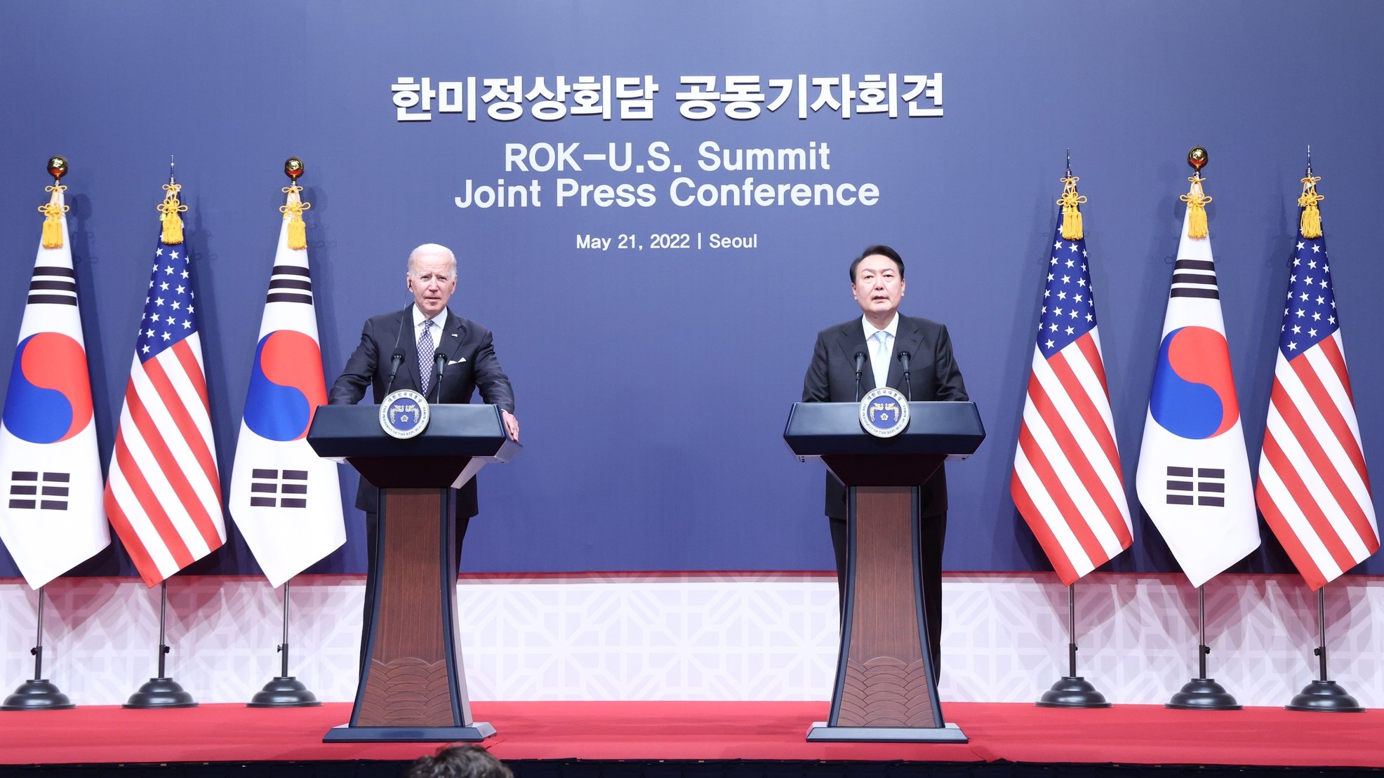epa09962126 US President Joe Biden (L) and South Korean President Yoon Suk-yeol (R) address a joint press conference following their meeting in Seoul, South Korea, 21 May 2022.  EPA/YONHAP