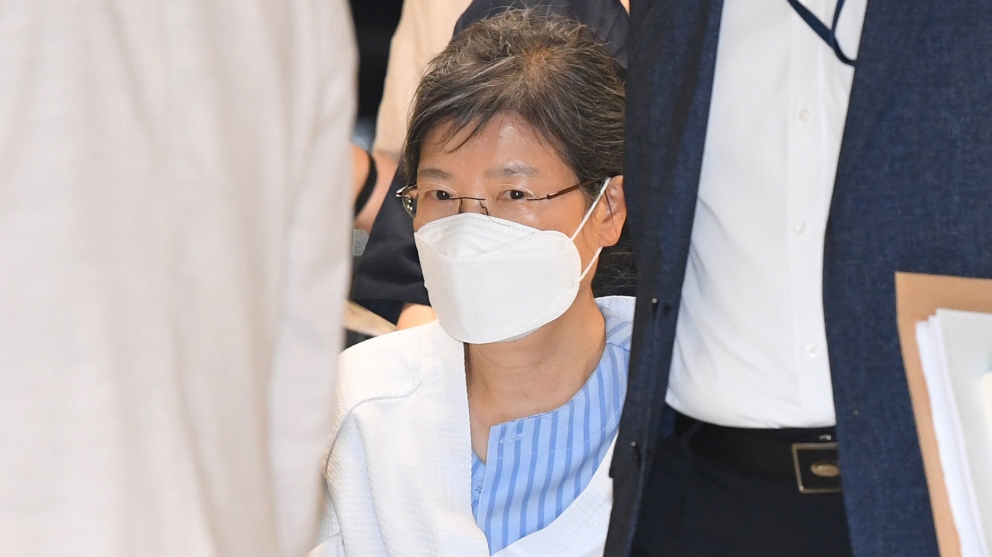 epa09354283 Detained former President Park Geun-hye enters the Seoul ST. Mary&#039;s Hospital on a wheelchair, in Seoul, South Korea, 20 July 2021, for treatment of a chronic disease.  EPA/YONHAP SOUTH KOREA OUT