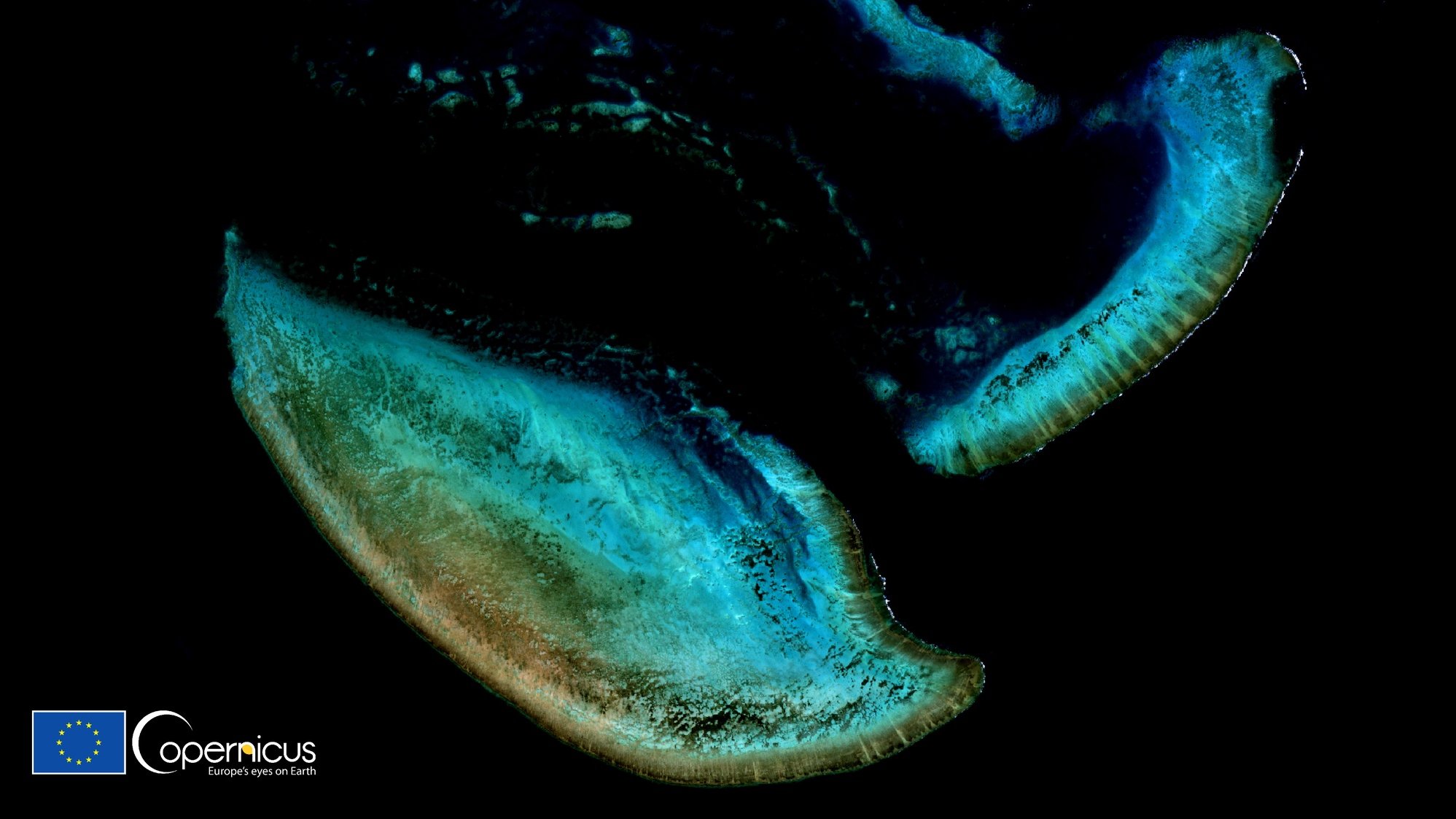 Uma imagem de folheto capturada por um dos satélites Copernicus Sentinel-2 e disponibilizada pelo Copernicus, o Programa de Observação da Terra da União Europeia, mostra os recifes de Green Island e Arlington na região de Cairns, em Queensland, Austrália, 16 de setembro de 2021