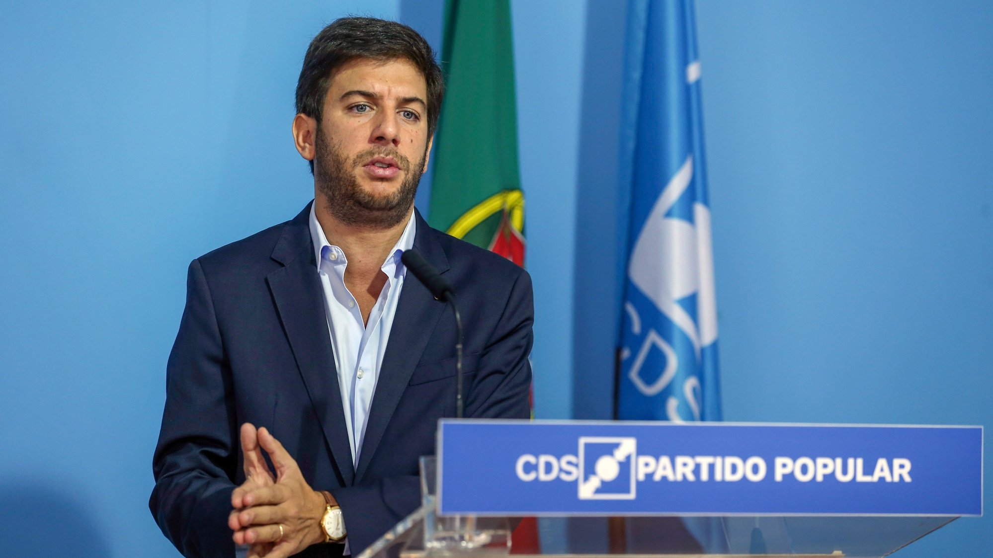 O presidente do CDS-PP, Francisco Rodrigues dos Santos, em conferência de imprensa anuncia o voto contra o Orçamento do Estado para 2022, na sede do partido, em Lisboa, 14 de outubro de 2021.   MANUEL DE ALMEIDA/LUSA