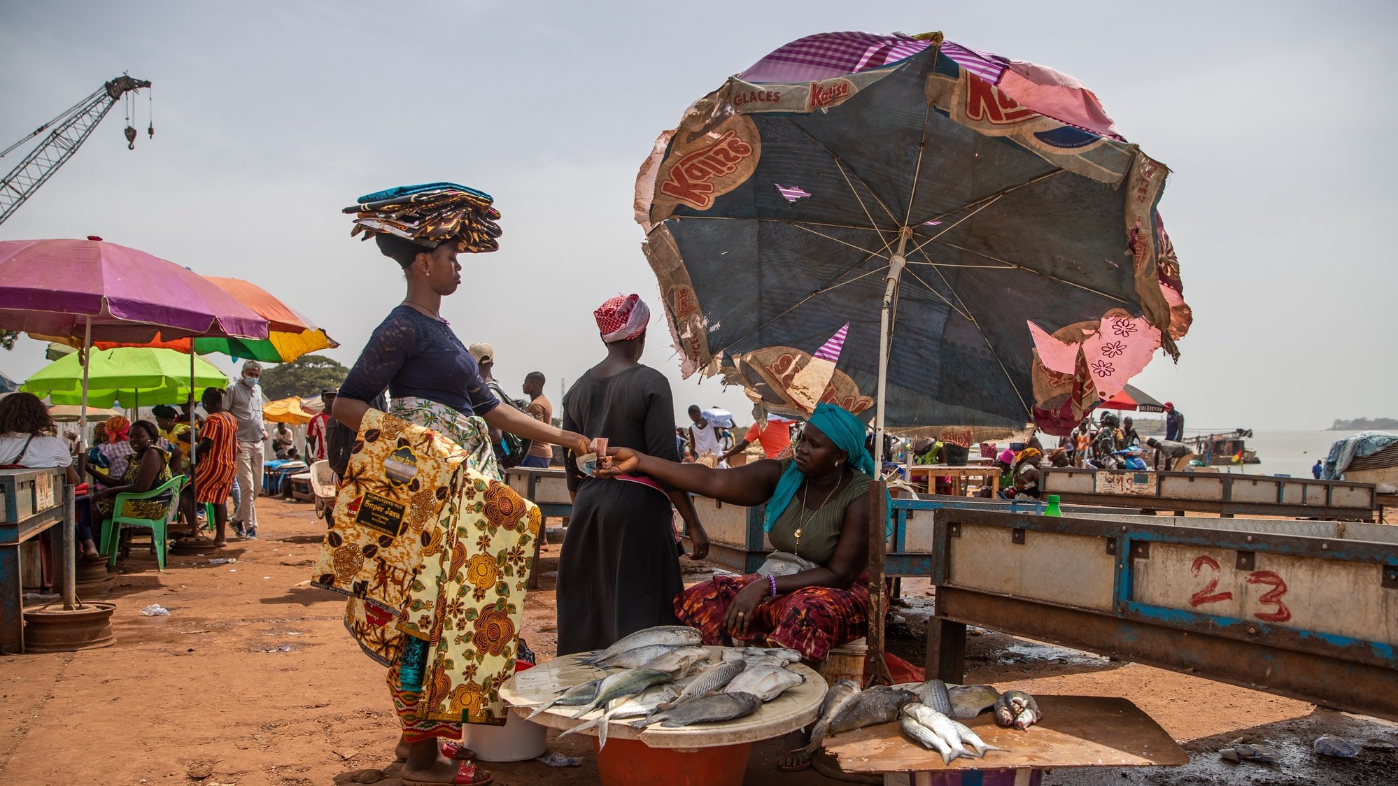 Comerciantes e populares negoceiam no mercado de peixe no Porto de Bissau, na Guiné-Bissau, 17 de maio de 2021. JOSÉ SENA GOULÃO/LUSA