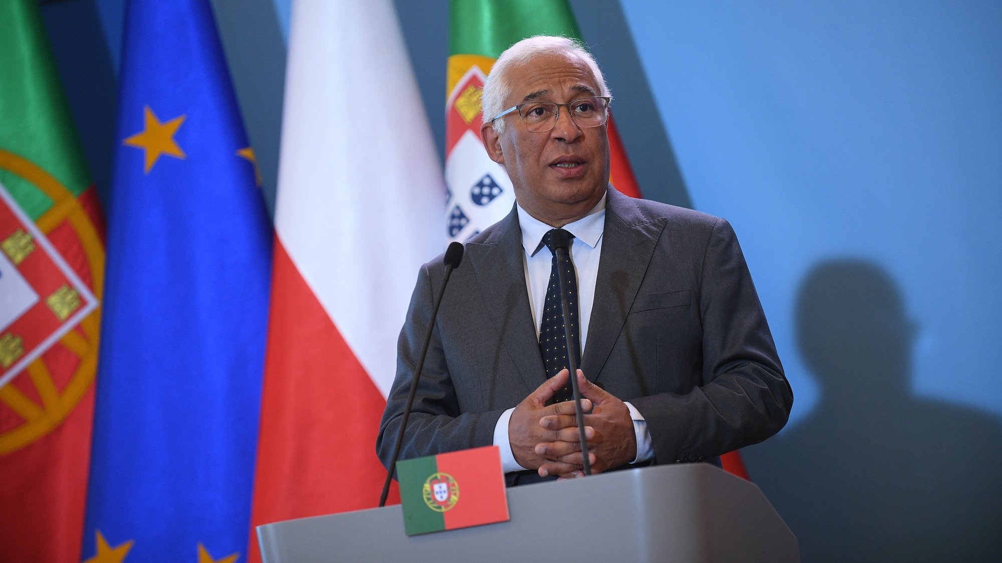 epa09959690 Portuguese Prime Minister Antonio Costa attends a joint press conference with his Polish counterpart (not pictured) following their meeting at the Chancellery of the Prime Minister in Warsaw, Poland, 20 May 2022.  EPA/Marcin Obara POLAND OUT