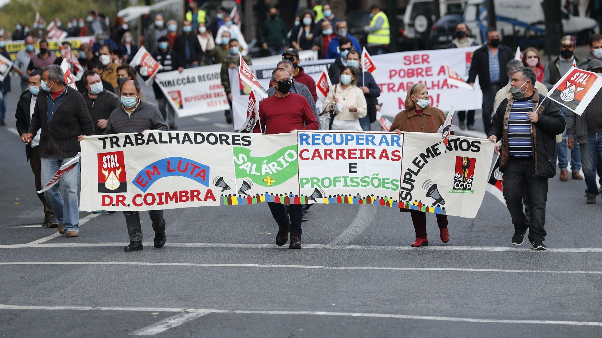 Manifestantes afetos à Frente Comum de Sindicatos da Administração Pública participam no protesto com o lema “Frente Comum em Luta”, como resposta a &quot;um Orçamento do Estado para 2021 (OE2021) que não responde às reivindicações dos trabalhadores&quot;, em Lisboa, 13 de novembro de 2020. ANTÓNIO COTRIM/LUSA