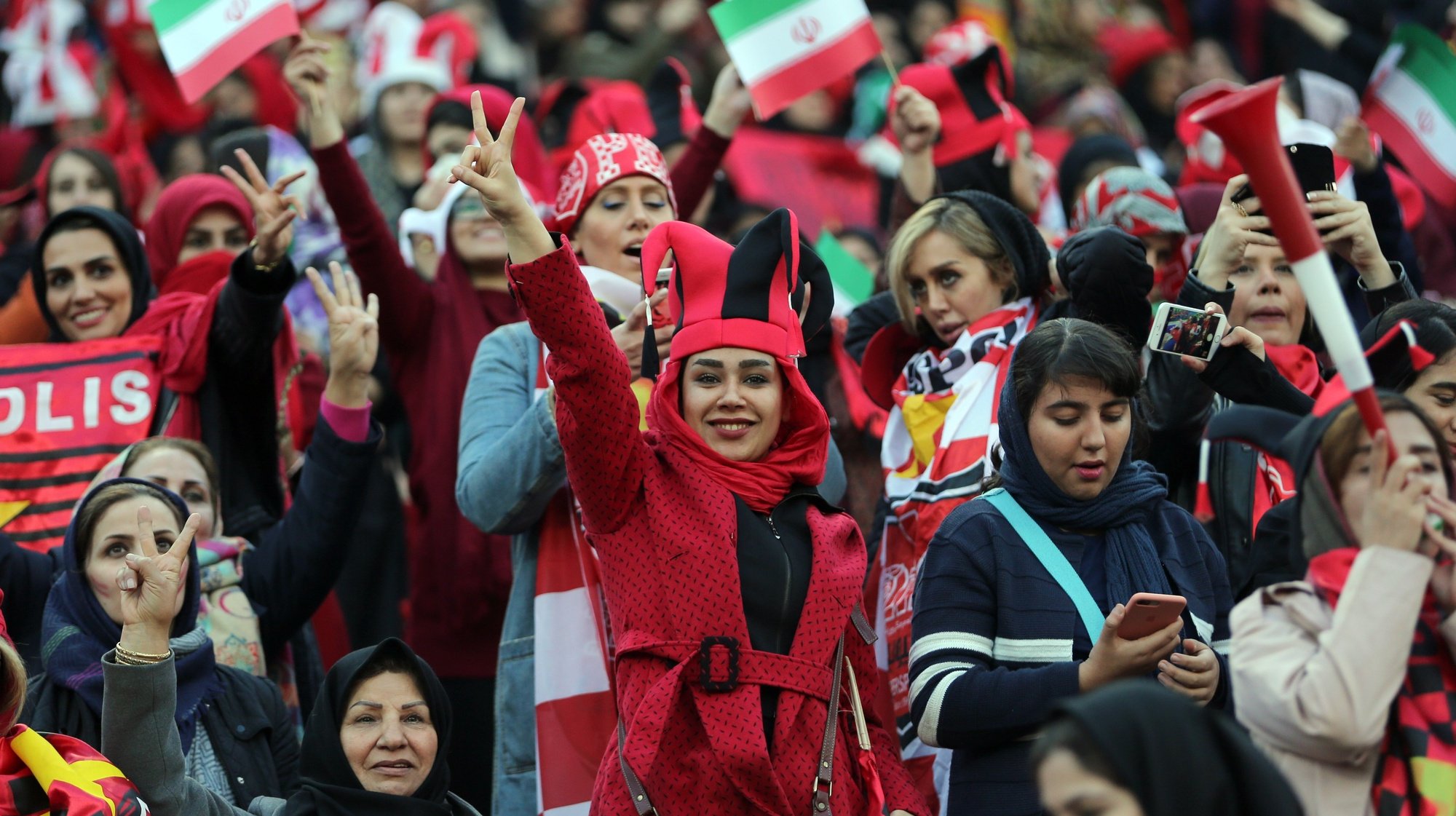 Uma imagem de mulheres a apoiar o Persepolis FC durante a AFC Champions League