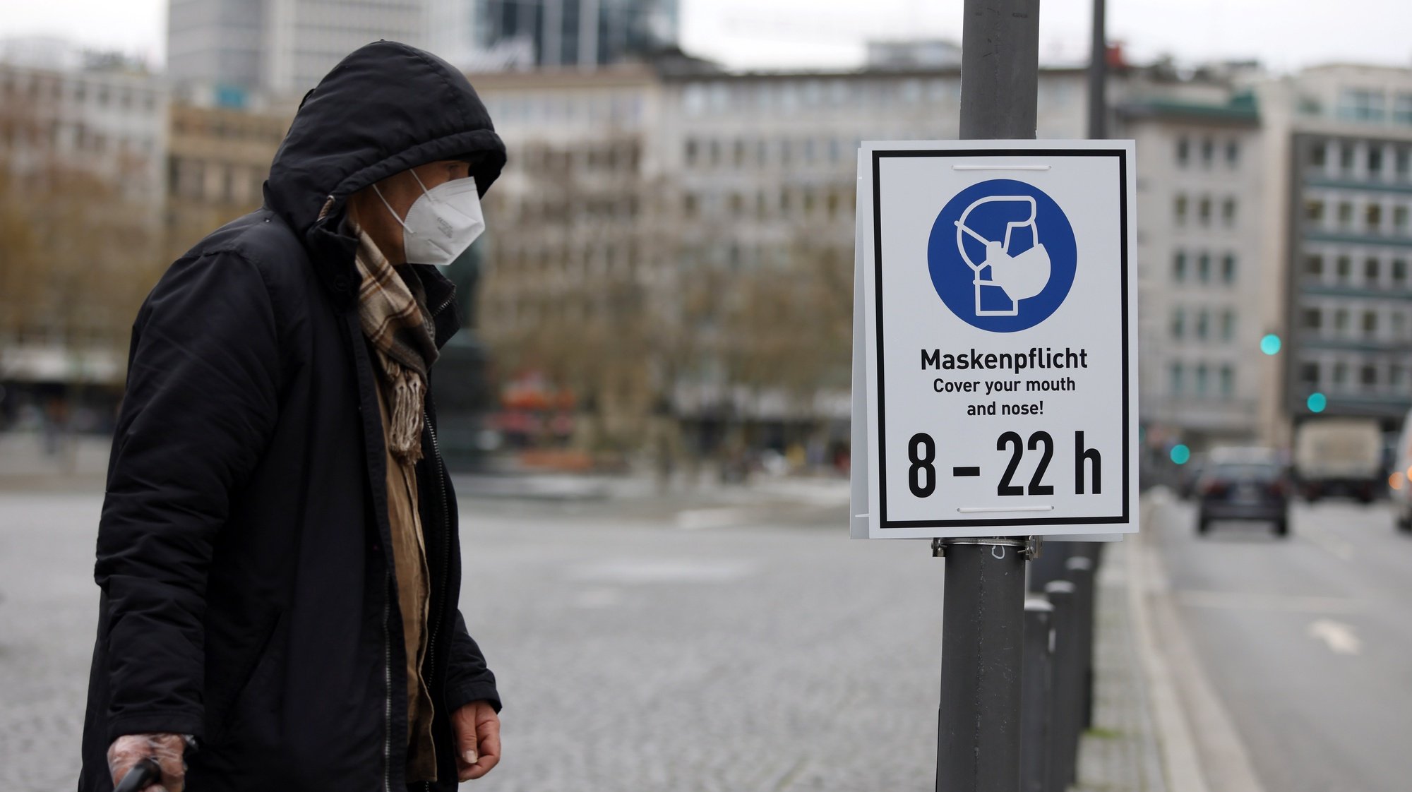 epa08937087 A sign demands wearing face masks at the shopping street &#039;Zeil&#039; in Frankfurt am Main, Germany, 14 January 2021. Due to an increasing number of cases of the COVID-19 pandemic caused by the SARS CoV-2 coronavirus, nationwide restrictions have been introduced to counteract a rise in infections.  EPA/RONALD WITTEK
