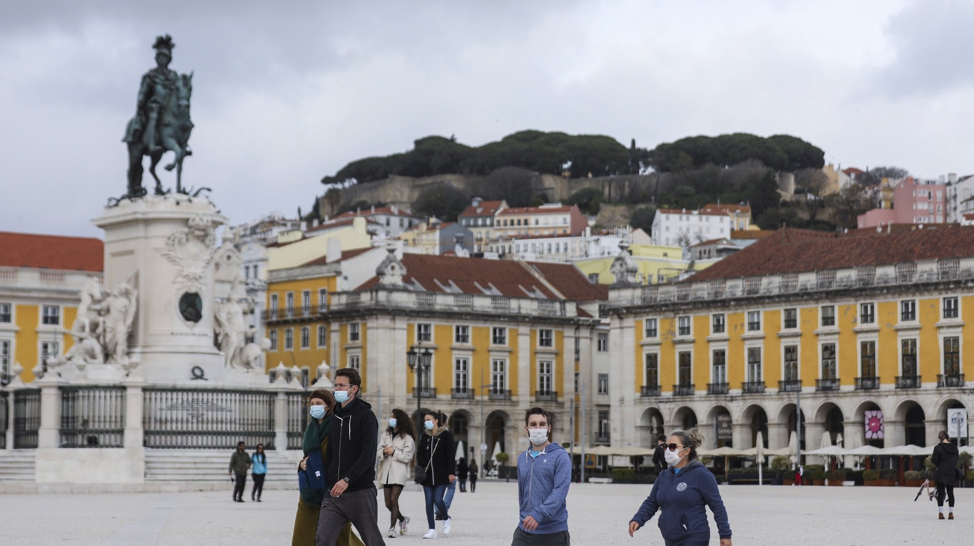 Pessoas passeiam no Terreiro do Paço em Lisboa, durante período com medidas de restrição impostas pelo novo confinamento, na sequência da pandemia de Covid-19, 30 de janeiro de 2021. MIGUEL A. LOPES/LUSA