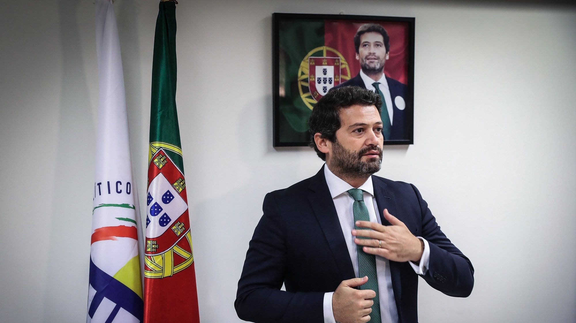 O candidato a presidente da direção nacional do Chega, André Ventura, fala aos jornalistas após os resultados das eleições diretas, na sede distrital do partido, em Lisboa, 6 de março de 2021. MÁRIO CRUZ/LUSA
