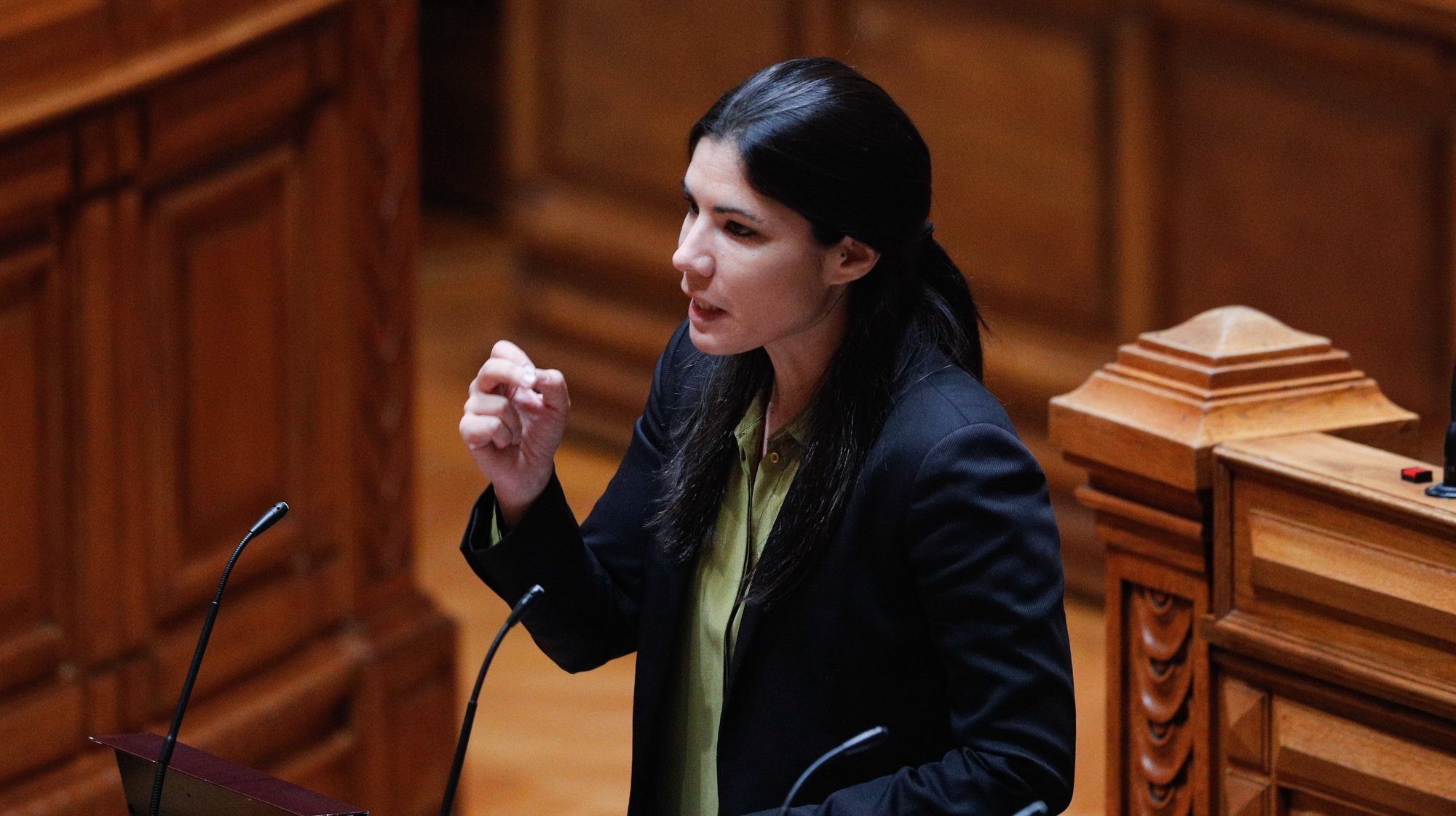 A deputada do Bloco de Esquerda (BE) Mariana Mortágua intervém no debate que marca o início da discussão na Especialidade do Orçamento do Estado para 2021, na Assembleia da República, em Lisboa, 20 de novembro de 2020. ANTÓNIO COTRIM/LUSA