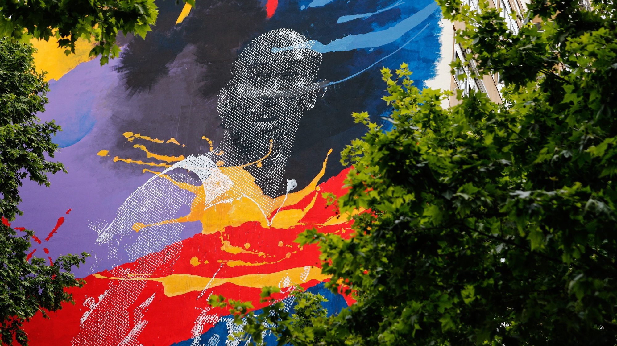 O basquetebolista norte-americano Kobe Bryant, que morreu no ano passado, foi homenageado na parede de um prédio de 12 andares e num campo de basquetebol, em Lisboa, num projeto da plataforma Hoopers, a cargo do ‘writer’ Hélio Bray, Lisboa, 28 de abril de 2021. (ACOMPANHA TEXTO DE 03/05/2021) ANTONIO COTRIM/LUSA