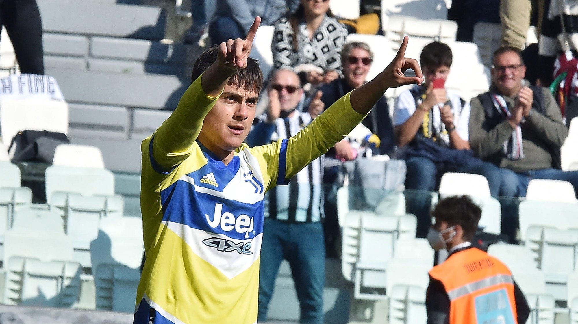 epa09838155 Juventusâ€™ Paulo Dybala celebrates after scoring the 1-0 goal during the Italian Serie A soccer match between Juventus FC and US Salernitana at the Allianz Satadium in Turin, Italy, 20 March 2022.  EPA/ALESSANDRO DI MARCO
