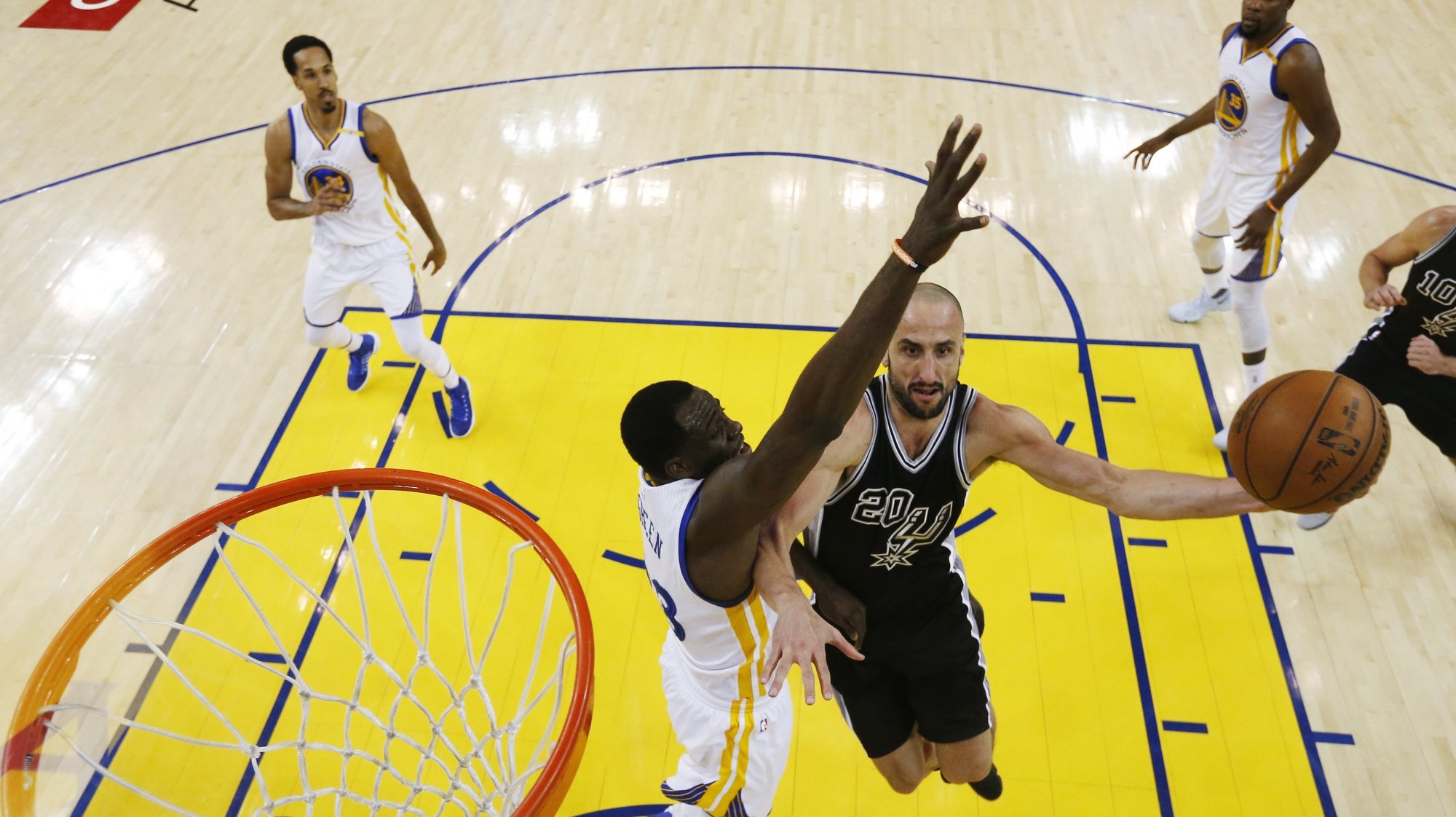 epa05968726 San Antonio Spurs guard Manu Ginobili of Argentina (R) goes to the basket as Golden State Warriors forward Draymond Green (L) defends during the NBA Western Conference Finals basketball game two between the San Antonio Spurs and the Golden State Warriors at Oracle Arena in Oakland, California, USA, 16 May 2017.  EPA/MARCIO JOSE SANCHEZ / AP / POOL