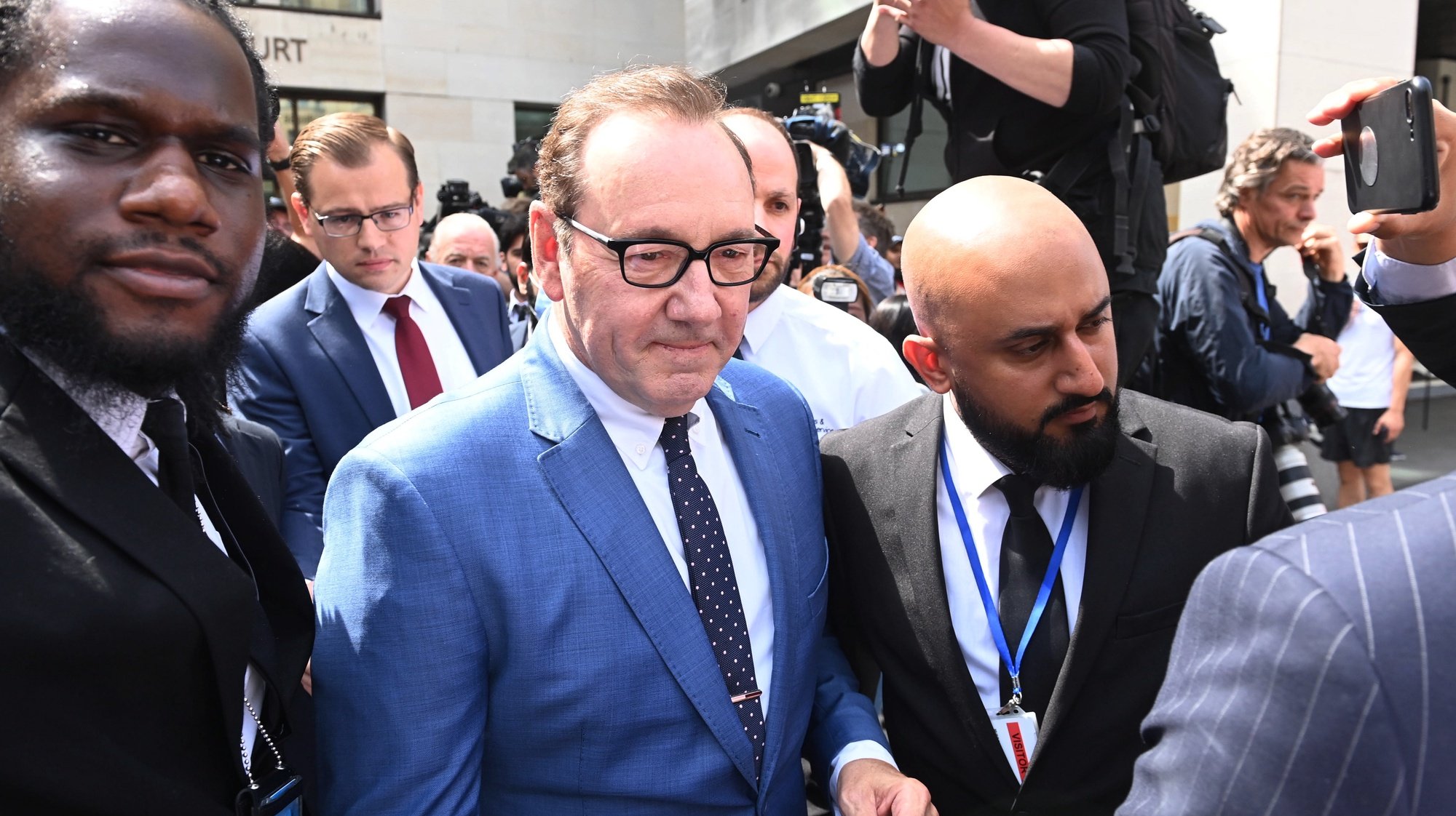 epaselect epa10015714 US actor Kevin Spacey (C) departs Westminster Magistrates Court in London, Britain, 16 June 2022. Spacey has been charged with four counts of sexual assault against three men.  EPA/NEIL HALL