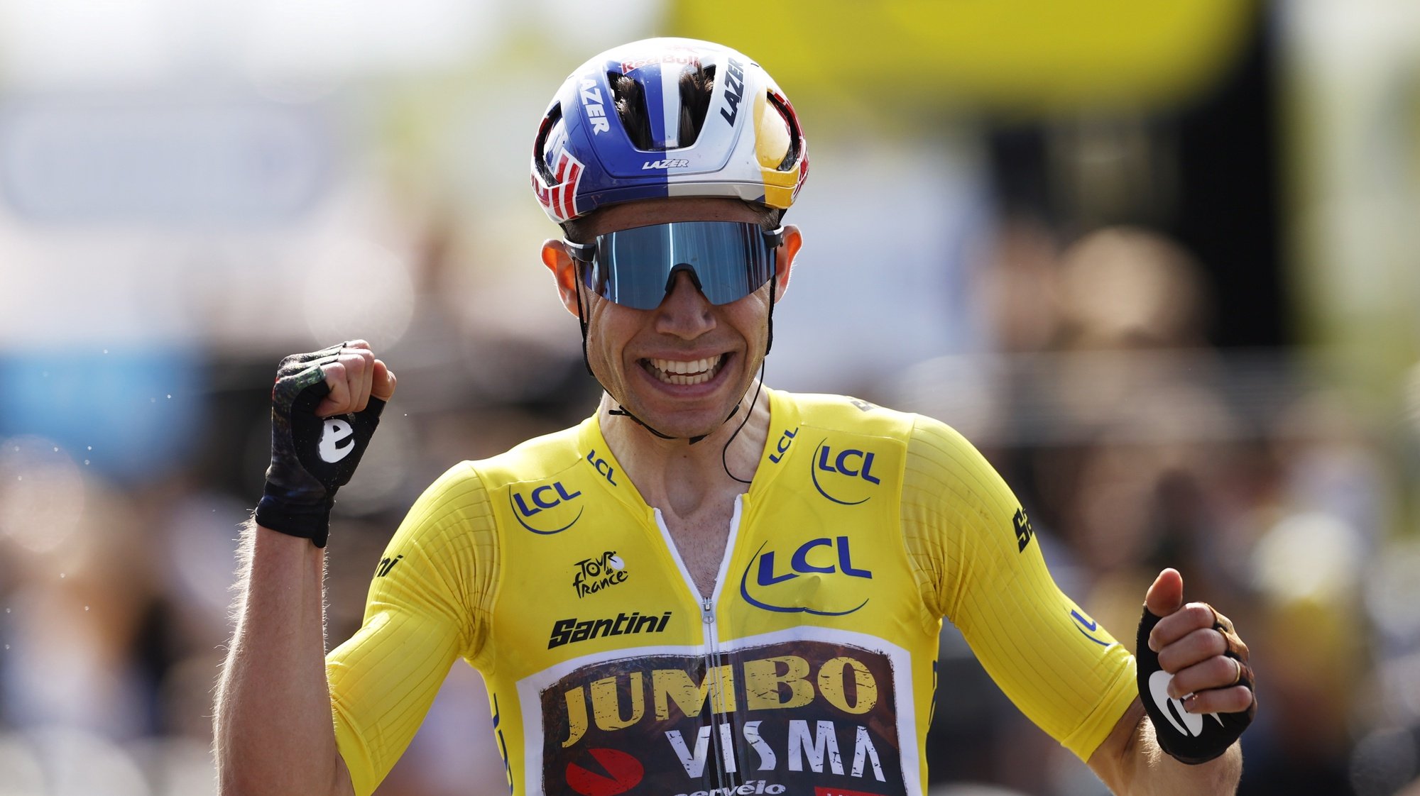 epa10053607 Yellow jersey wearer Belgian rider Wout Van Aert of Jumbo Visma celebrates after winning the 4th stage of the Tour de France 2022 over 171.5km from Dunkerque to Calais, France, 05 July 2022.  EPA/YOAN VALAT