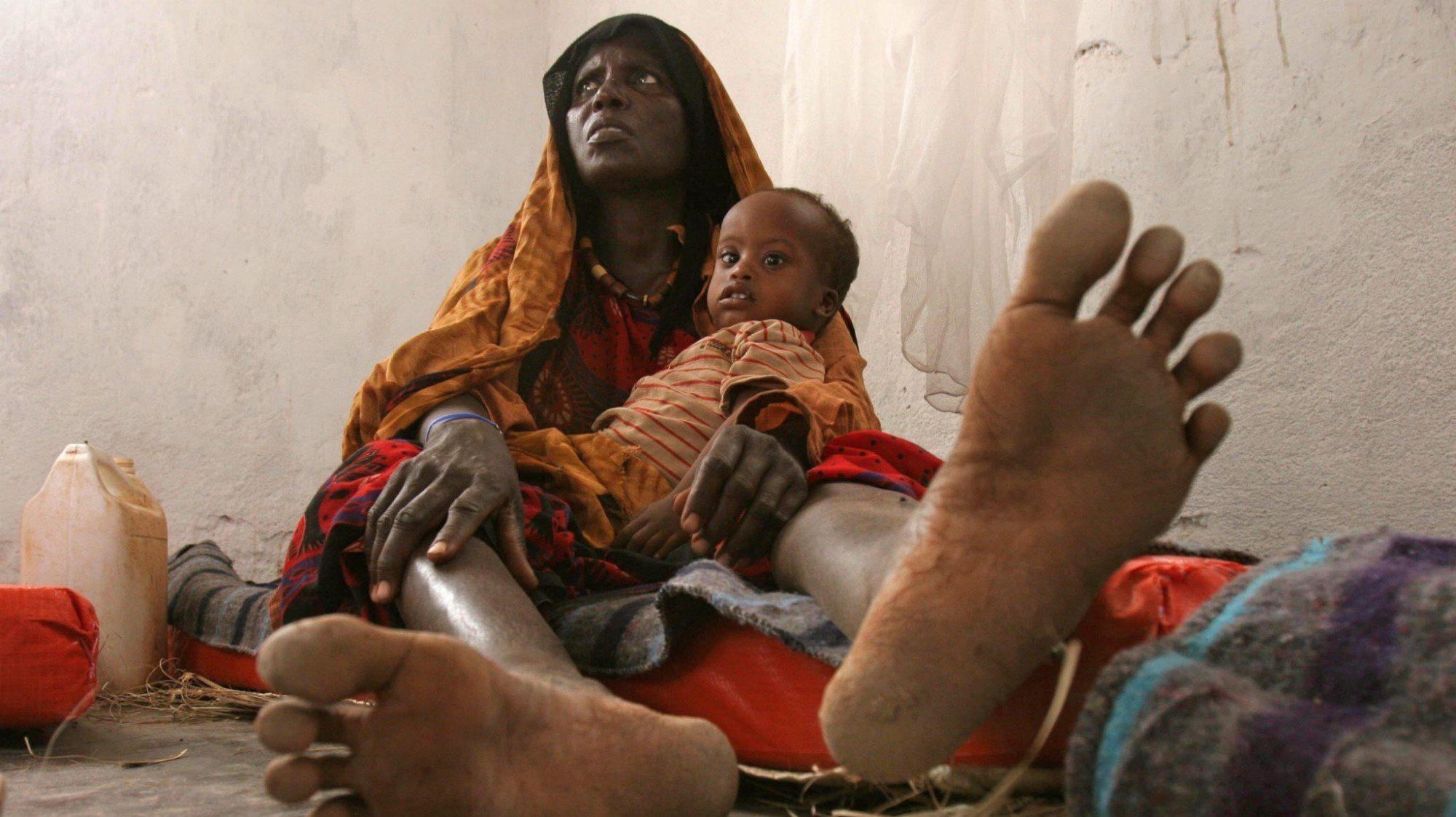 Uma mulher e o seu filho no centro comunitário em Wajid, na Somália
