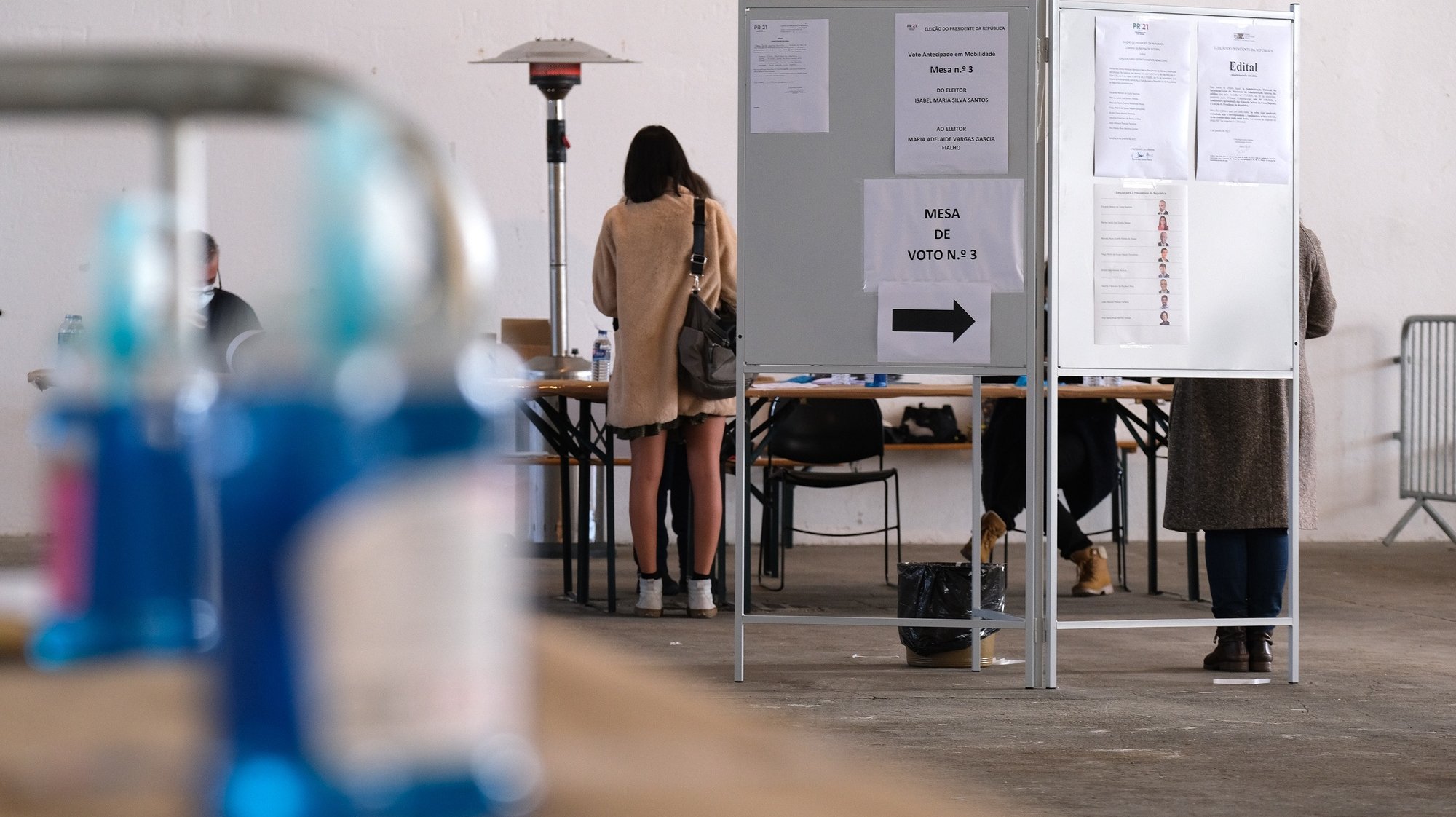 Eleitores votam antecipadamente para as eleições presidenciais no Cais 3 do Porto de Setúbal, 17 de janeiro de 2021. As eleições presidenciais realizam-se no próximo dia 24 de janeiro de 2021. RUI MINDERICO/LUSA