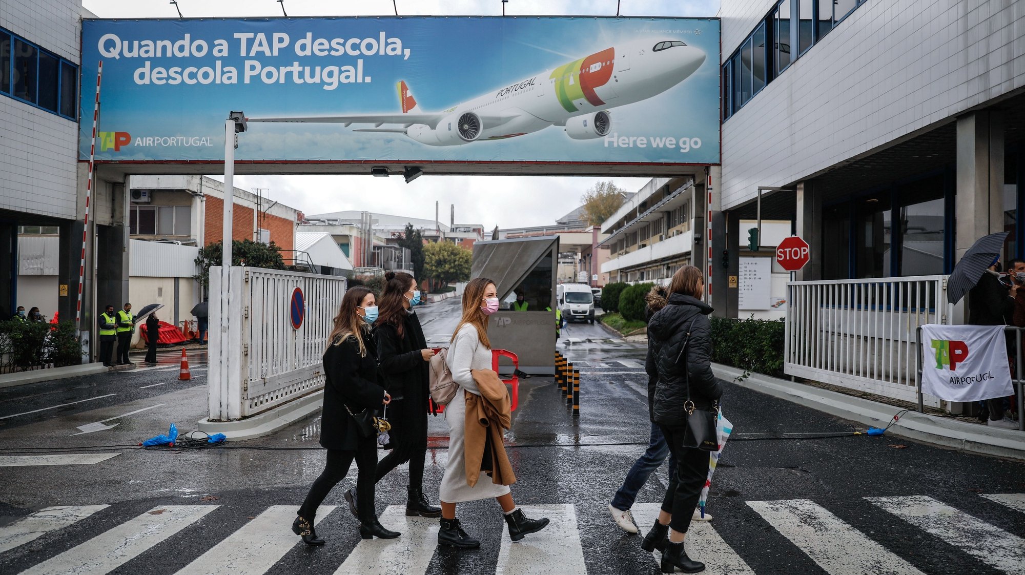 Protesto de trabalhadores da TAP contra plano de reestruturação da empresa, organizado pelo movimento &quot;Os Números da TAP Têm Rosto&quot;, não afeto a nenhuma estrutura sindical,  no Aeroporto de Lisboa, em Lisboa, 09 de dezembro de 2020. RODRIGO ANTUNES/LUSA