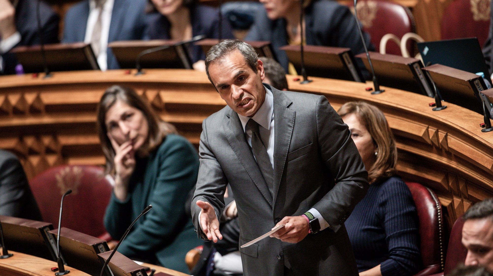 O deputado do Partido Socialista (PS), Carlos Pereira, usa da palavra durante o debate quinzenal na Assembleia da República, em Lisboa, 04 de março de 2020. JOSÉ SENA GOULÃO/LUSA