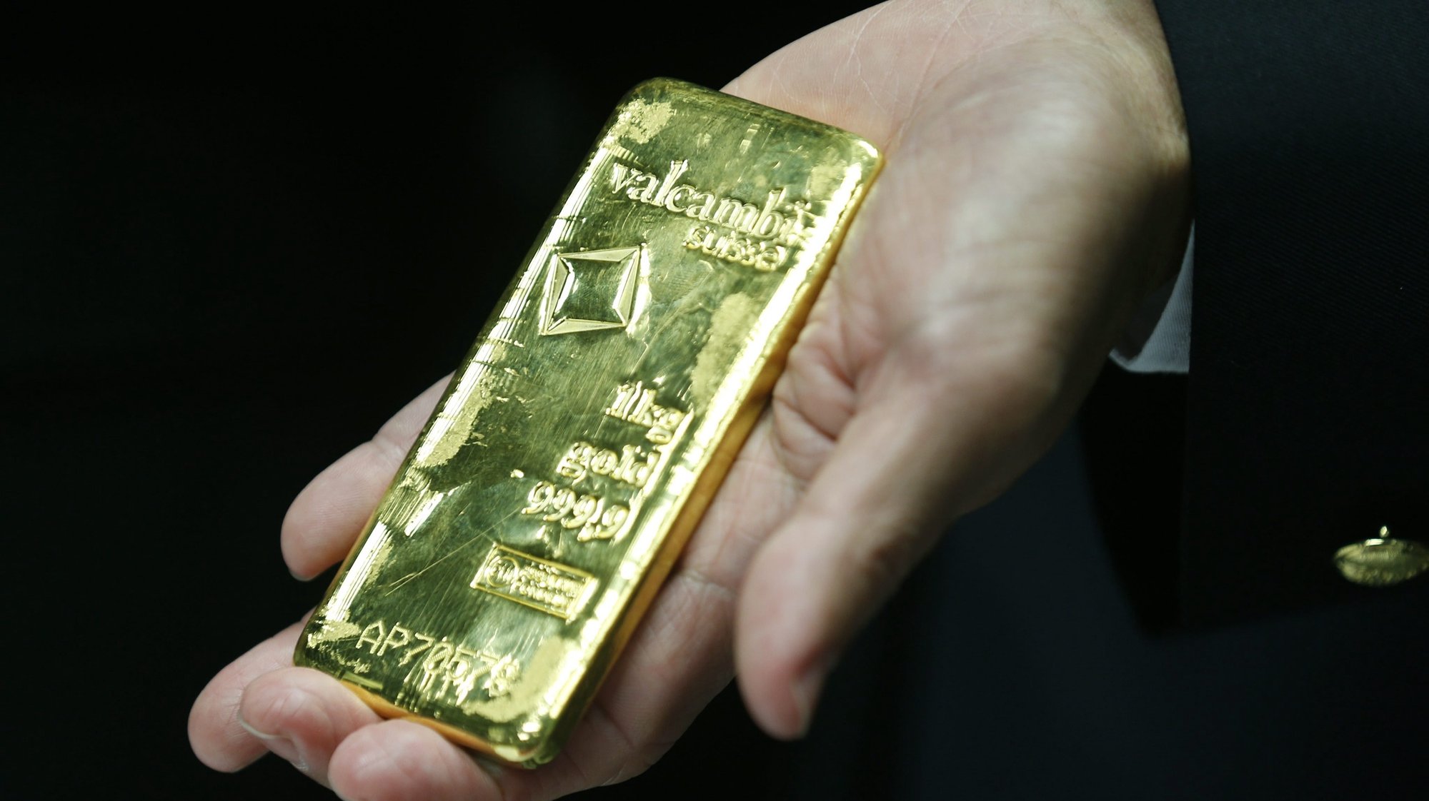 epa04295276 A Thai customs officer displays a 12kg gold bar seized from a South Korean man during a press conference at Customs Department in the Suvarnabhumi International Airport, Bangkok, Thailand, 02 July 2014. Thailand&#039;s customs officers arrested a South Korean man, identified as Park Sukman, 67, with 12kg gold bars while allegedly attempting to take the bars out of the country. The suspect had already been cleared for boarding a flight to Seoul on late night 01 July, Thai officials said.  EPA/NARONG SANGNAK